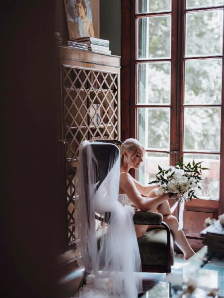 „Ein Boudoir-Shooting am Hochzeitstag – der perfekte Moment der Ruhe zwischen all dem Trubel. 🌸✨ Es ist dieser Augenblick, in dem du dich ganz auf dich selbst konzentrierst und die Schönheit des Augenblicks voll und ganz genießt. Ein Moment, der für immer bleibt – sowohl in deinem Herzen als auch auf den Fotos. 💕 #Boudoir #Hochzeitstag #Brautmoment #BrideGoals #WeddingVibes #IntimFotos #SelfLove #Eleganz #Brautshooting #WeddingInspiration #TimelessBeauty #BridalBoudoir #LuxuryWeddings #WeddingDay #WeddingPhotography #EmpoweredWomen #AuthenticBeauty #PureElegance #StilvolleMomente #Emotional #Unvergesslich #Brautglück #RealMoments #BeautyInEveryday #Hochzeitsfotografie #BridalPortraits #LoveYourself #FemininePower“