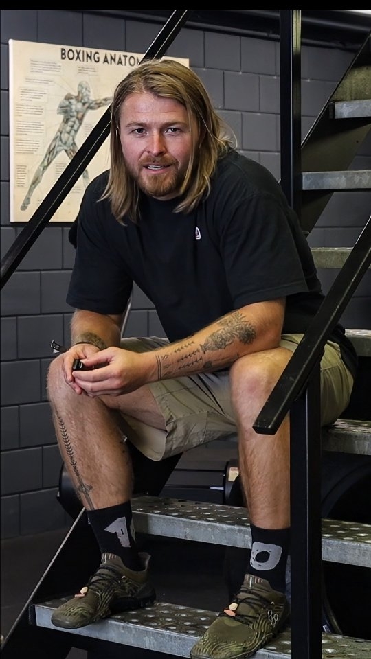 🗡 Meet Elroy – Coach bij Original Physic en specialist in core, houding en functioneel bewegen.
Elroy helpt je bouwen aan een sterk lichaam van binnenuit. Met focus op posture, core stability en quality movement leer je bij hem hoe je écht goed beweegt — in én buiten de gym. 🏋️♂️
Of je nu wilt werken aan kracht, blessurepreventie of je houding wilt verbeteren — Elroy zorgt voor persoonlijke coaching met kennis, aandacht en resultaat.
✅ Expert in core & houding
✅ Functionele beweging met controle
✅ Persoonlijke aanpak en oog voor techniek
✅ Sterker, stabieler & blessurevrij
📍 Locatie: Original Physic – Amsterdam Noord
🌐 Plan je intake:
👉 www.originalphysic.nl
Train met Elroy – en versterk de basis waar alles op rust. 🔥
#OriginalPhysic #MeetElroy #CoreTraining #PostureSpecialist #FunctioneelBewegen #TrainBewust #PersonalTrainingAmsterdam #SterkeBasis #Blessurevrij #AmsterdamNoord #KwaliteitVanBeweging