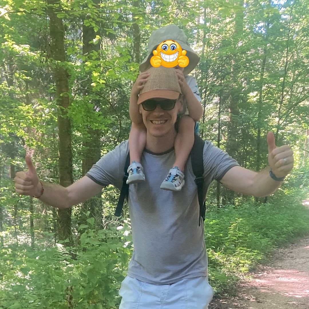 📸 Rausgehen tut gut – uns allen.
Ich bemühe mich, so oft wie möglich mit den Kids draussen zu sein. Nicht nur, weil es ihnen guttut – sondern auch mir.
Echtes Sonnenlicht. Frische Luft. Bewegung. Das sind Dinge, die meine Energie wieder auffüllen.
Kein Vergleich zu künstlichem Licht im Büro oder dem ständigen Sitzen vor dem Bildschirm.
Viele Menschen schlucken heute Vitamin D – weil sie kaum noch an echtes Tageslicht kommen.
Kein Wunder: Wer den ganzen Tag drinnen sitzt, bekommt von der Sonne wenig mit.
Dabei ist sie eine der natürlichsten Energiequellen überhaupt. 🌞
Für mich ist klar: Rausgehen ist nicht nur Freizeit. Es ist Selbstfürsorge.
Und wenn die Kids dabei sind, ist es doppelt schön. 💪👨👧👦