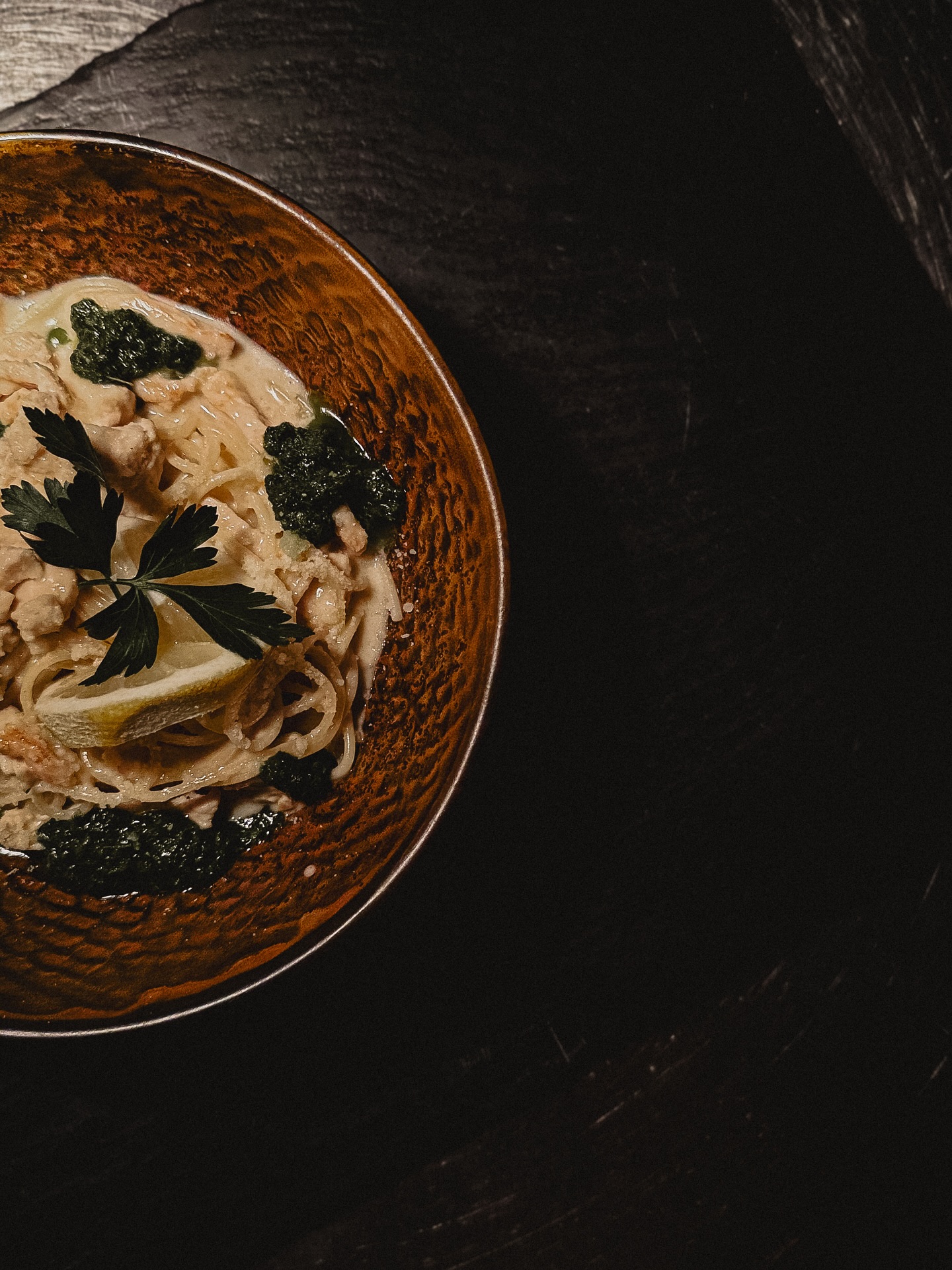 Pasta al Limone 🍋
Spaghetti / Hähnchenbrust / Zitronenbutter / Pecorino
*Wenn Sommer nicht draußen, dann Sommer am Teller!
#newmenu #zwo20passau #saisonaleküche #summervibes #artofplatingfood #gastronomie #passau #passaurestaurant #altstadtliebe #teamworkmakesthedreamwork #wirfreuenunsaufeuch