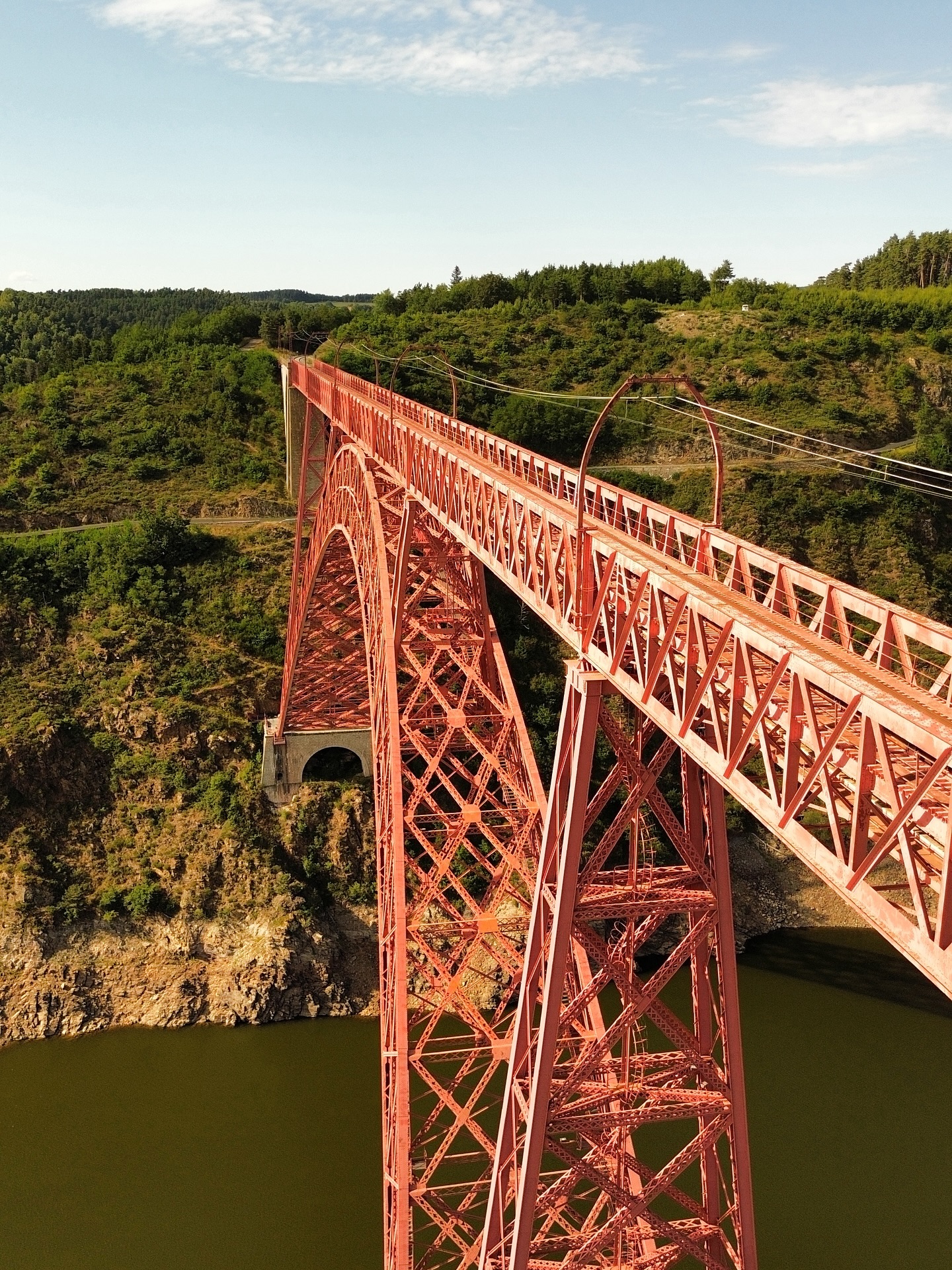 On peut même redonner le charme aux anciennes choses.
Il suffit d’aller voir la bio➡️
#drone #pont #vol #chemindefer