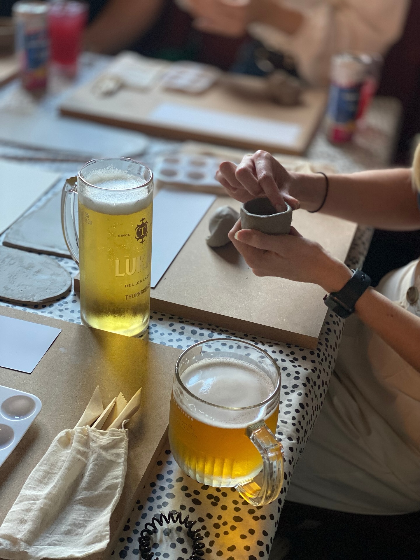 🎨🍻Pints & Pottery - TOMORROW ✨
Final call to book your table at the first pints and pottery tomorrow at Boston Arms, Woodseats!
👉 How It Works:
Book a table, get your pint, grab a ball of clay, and start crafting. No experience needed!
🍺 Included:
Every booking comes with a pint, oh and all ceramic materials, glazes & firings!
6-9pm
Boston Arms, Woodseats
Message to book your table ✨
Bring your friends, make something cool, and enjoy a crisp pint 👌🏻
#PubAndPottery #ClayAndCraft #SipAndShape