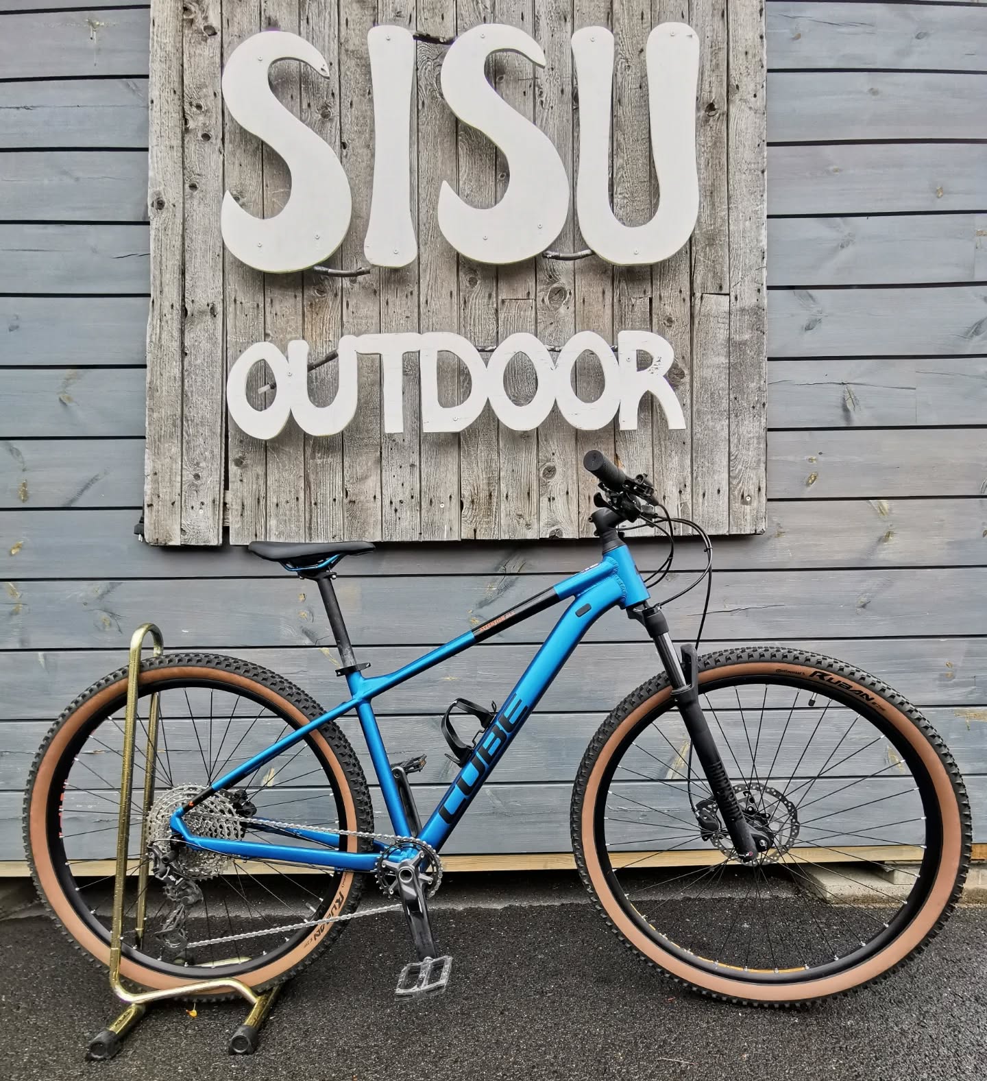 Vuokraamon poistona- Myyntiin Cube maastopyöriä!
Olitpa matkalla kouluun, kauppaan tai metsäpoluille- Nämä pyörät sopivat niin arkeen kuin seikkailuihin!
⚪Cube Attention SLX 2024 860€
-RockShox Judy Silver Air -ilmakeula
-1X12 vaihteisto Shimano XT - takavaihtaja
-Hydrauliset Shimano levyjarrut
⚪Analog 2024 690€
- Sram SX Eagle 1X12 -voimansiirto
- RockShox-joustokeula
- Shimano -hydrauliset levyjarrut
Saatavilla eri koko- ja värivaihtoehtoja.
Kysy rohkeasti lisätietoja ja tule vaikkapa koeajamaan!🚲
#sisukaastiseikkailen #sisuoutdoor #maastopyöräily#Äkäslompolo#visitylläs