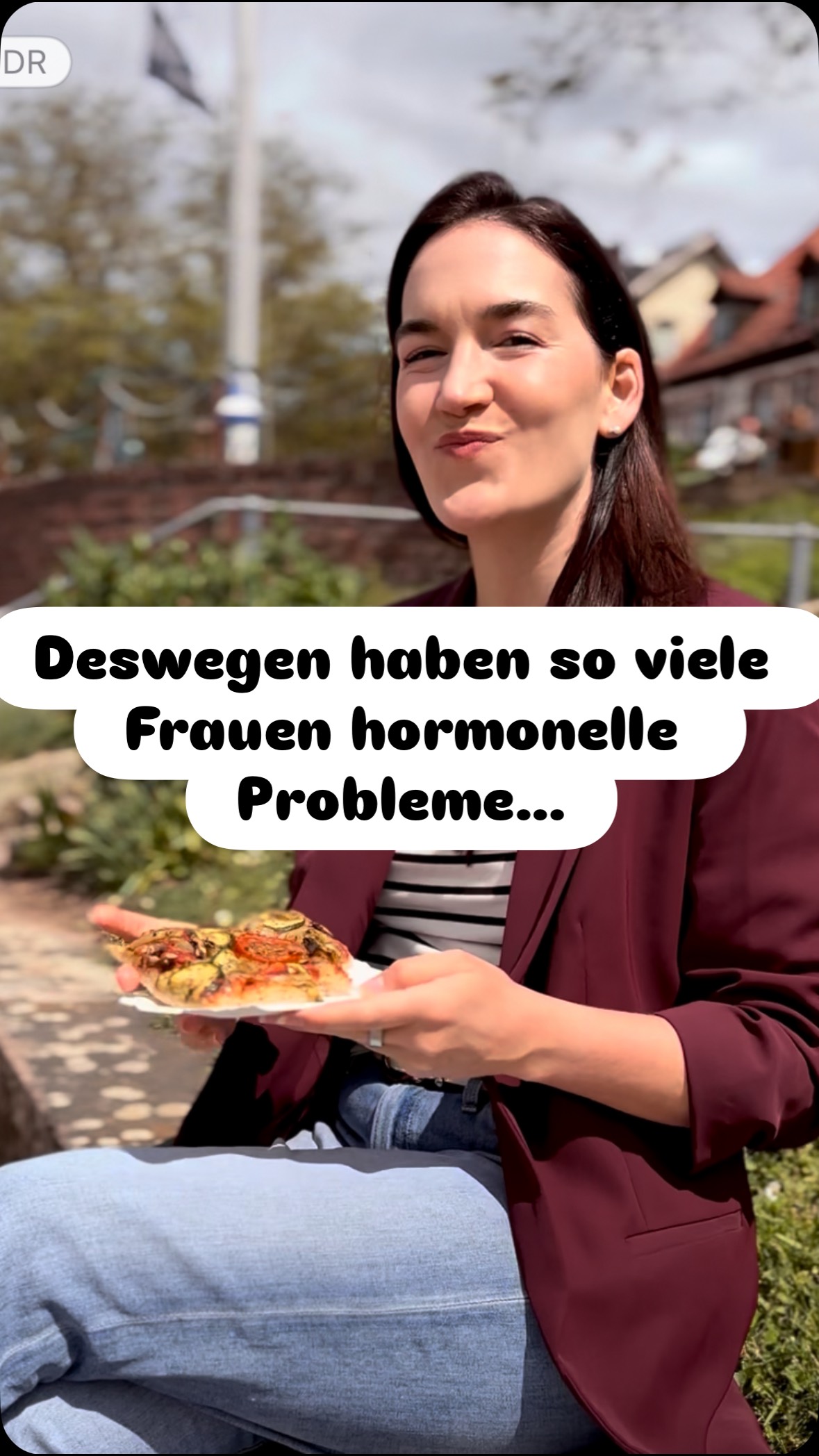 Viele glauben, Ernährung sei „nicht so wichtig“ – oder fühlen sich zwischen Diätregeln und Gesundheitsversprechen völlig verloren.
❌ Keine Kohlenhydrate abends.
❌ Fett macht fett.
❌ Intervallfasten muss sein.
❌ Clean Eating = gesund.
Aber was, wenn genau diese Gewohnheiten dich in hormonelle Dysbalancen führen?
So kann ein Tag aussehen, der dich wirklich stärkt – hormonfreundlich, nährstoffreich und sättigend:
🥣 Frühstück:
Hirse-Porridge mit Beeren & Nussmus oder Rührei mit Avocado und Sauerteigbrot
→ Liefert dir komplexe Kohlenhydrate, Eiweiß, gesunde Fette und Mikronährstoffe – ein stabiles Fundament für deinen Tag.
🥙 Mittagessen:
Quinoa mit Lachs und gedünstetem Gemüse
→ Gut verdaulich, proteinreich, Omega-3 für Zellgesundheit & Zyklus, viele sekundäre Pflanzenstoffe.
🫐 Snack (optional):
Gekochtes Ei & ein paar Nüsse oder Kefir mit Beeren
→ Hochwertiges Eiweiß, gesunde Fette, Probiotika für Darm & Hormone.
🥘 Abendessen:
Gebackene Süßkartoffel mit Kichererbsen & Tahini oder Ofengemüse mit Hirse & Schafskäse
→ Komplexe Kohlenhydrate, (pflanzliches) Eiweiß, Magnesium und gesunde Fette – beruhigend & regenerierend.
Du möchtest deine Ernährung endlich hormonfreundlich gestalten? Schreib mir gerne, wenn du Unterstützung brauchst.
#hormonfreundlichessen #zyklusgesundheit #hormoneinbalance #frauengesundheit #blutzuckerbalance #realfood