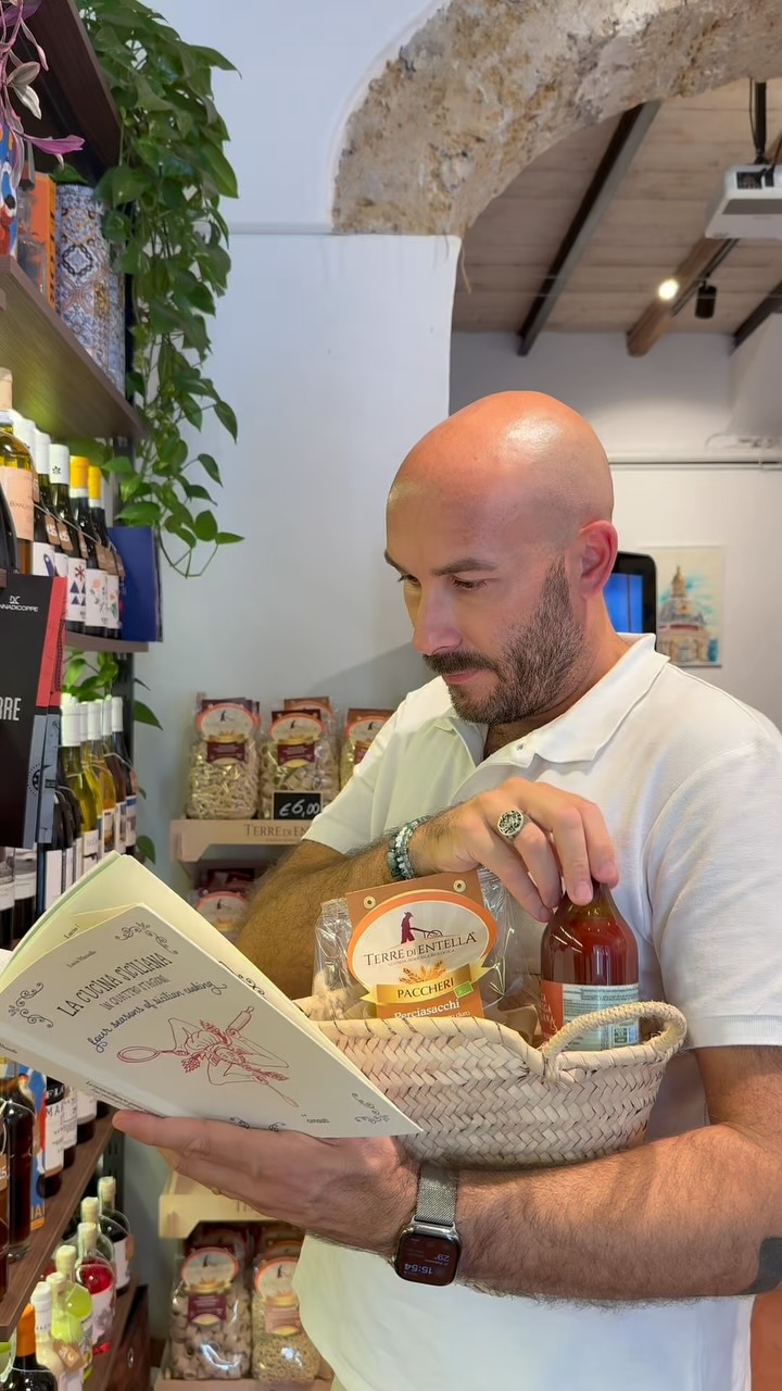 Cannoli, arancine, pasta alla Norma? Tutto questo potrai realizzarlo durante la cooking class con @familyrecipe_cookingclass
🍅 Un viaggio nei sapori autentici della Sicilia, tra ricette di famiglia, tecniche tradizionali e ingredienti locali.
👩🍳 Metti le mani in pasta, scopri i segreti della cucina siciliana e porta a casa molto più di un semplice piatto: un’esperienza da ricordare.
📍 Prenota la tua Family Recipe Experience da noi in via Giovanni Meli 53, oppure scopri tutto su maravigghiapalermo.com/hub
—
Cannoli, arancine, Pasta alla Norma? You’ll learn to make all of this in Chiara’s hands-on cooking class.
A journey through Sicily’s authentic flavors, with family recipes, traditional techniques, and local ingredients.
👩🍳 Get your hands dirty, uncover the secrets of Sicilian cuisine, and take home more than just a dish—a true local experience.
📍 Book your Family Recipe Experience at Via Giovanni Meli 53, or find out more at maravigghiapalermo.com/hub
#maravigghia #cookingclass #maravigghiapalermo #sicilyessence #sicilytourism #sicilytravel #palermo #palermofood #sicilyvibes