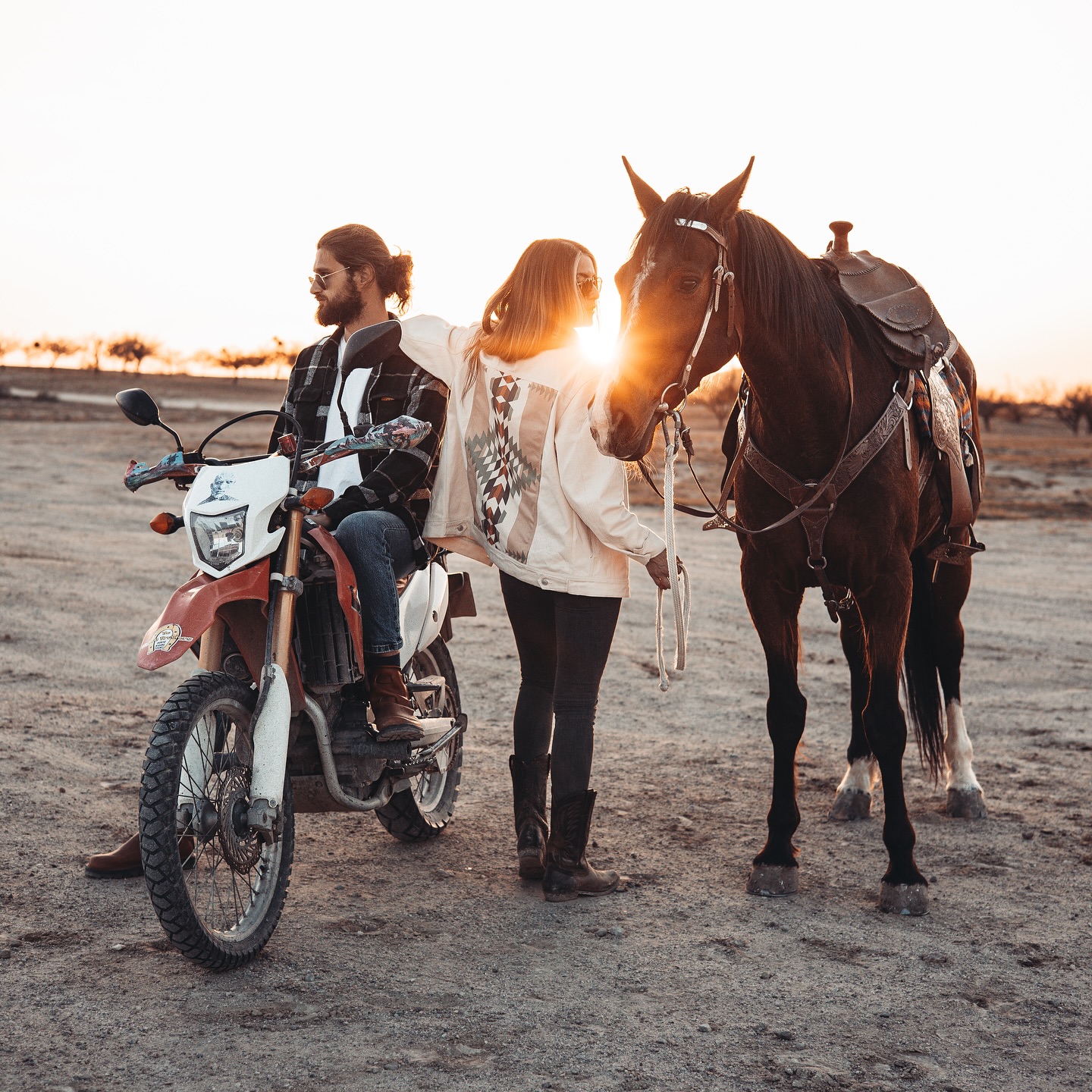Est ce qu’une photo peut mieux réunir ce qu’on aime le plus 😍
Tous les symboles de la liberté réunis au milieu des grands espaces, notre veste Sandune qu’on emporte partout, et un petit sunset parfait 🫠
Le combo wild par excellence !
#horse #horsepower #moto #motolifestyle #horseandwheels #horseandmotorcycle #motorcycle #sunset #adventure #wheels #westernlifestyle