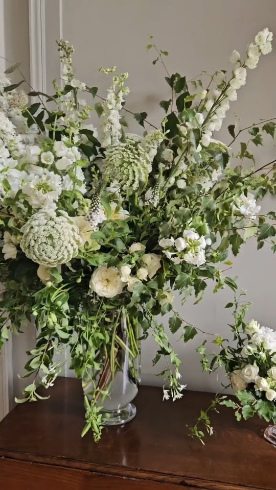 The most beautiful of weddings for E & P the other week with the fabulois @ferngodfreyweddings and held @stgileshouseweddings .
Using the best of the season in Green and White to bring the tranquillity of neutrals together for this gorgeous wedding. The sun shone... and it was the perfect day for a lovely couple. I was blown away by the incredible cake that MOB made...
Fern brought together a fabulous set of vendors together.
Venue: @stgileshouseweddings
Furniture Hire: @virginiasvintagehire
Catering: @doggartandsquash
Tableware: @theluxecollectionuk
Photo & Film: @studiowestlake
Amazing Cake: Mother of the Bride.. 😲
#@stgileshouseweddings #luxurywedding #timelessstyle #dorsetflorist #dorsetweddingflowers
| St Giles House Wedding | Dorset weddings | Refined Weddings | floral design for south West weddings |