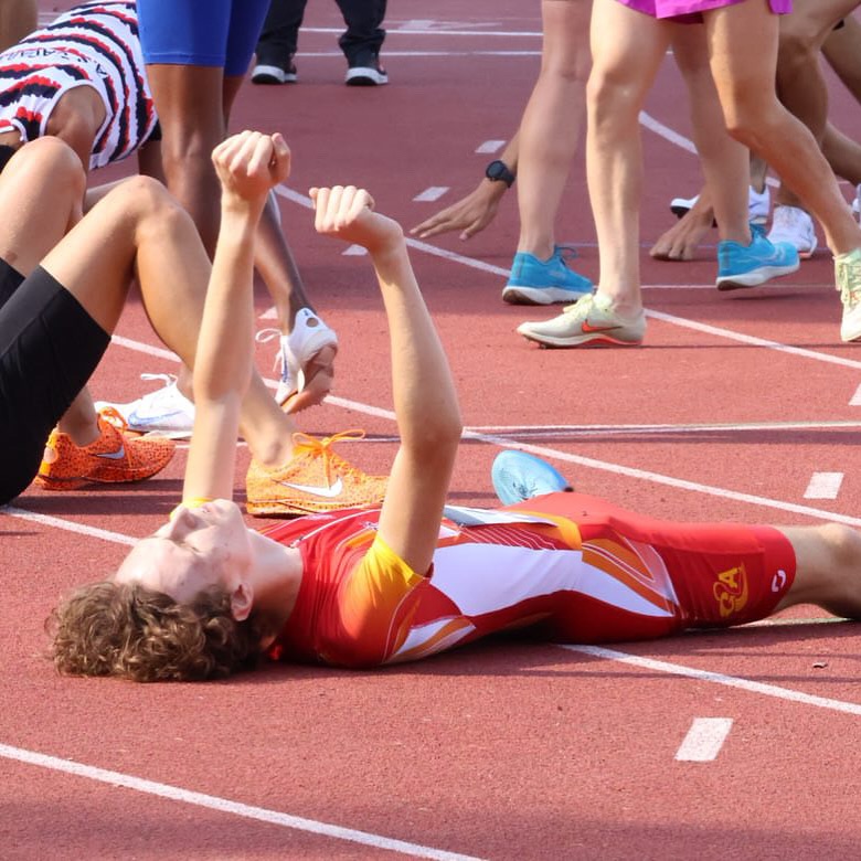 “Ça va être dur de me qualifier pour la finale…”
Voilà ce que Melgo m’a dit, juste avant son 1500m au championnat de France.
Je lui ai demandé :
“Qu’est-ce qui te fait penser ça ?”
Il m’a répondu avec plein d’arguments très logiques :
– Les autres ont de meilleurs chronos
– Je ne suis pas favori
– Ils sont plus expérimentés
Bref, dans sa tête… la course était déjà jouée.
On a pris un moment pour poser ces croyances.
On les a identifiées et questionnées.
Et surtout, on les a libérées.
À ce moment-là, il a reconnecté avec une chose essentielle :
👉 Ce n’est pas parce que tu n’es pas annoncé favori que tu ne peux pas créer la surprise.
Résultat ?
💥 Il s’est qualifié pour la finale !
Une première victoire.
Parce qu’il ne pensait pas que c’était possible.
Moralité : même si les faits semblent “vrai”, rien n’est écrit à l’avance.
Ton état d’esprit peut tout changer. Toi seul le décide.
Croire en toi, même quand personne ne le fait encore à ta place.
C’est ça aussi, la puissance du mental.
Toi aussi tu veux franchir un cap dans ta pratique ? Prends rdv 😇
📸 @phamzav x @melgo.cr
#préparationmentale #athlète #1500m #championnatdefrance #men #mentalhealth #coaching #france #ffa