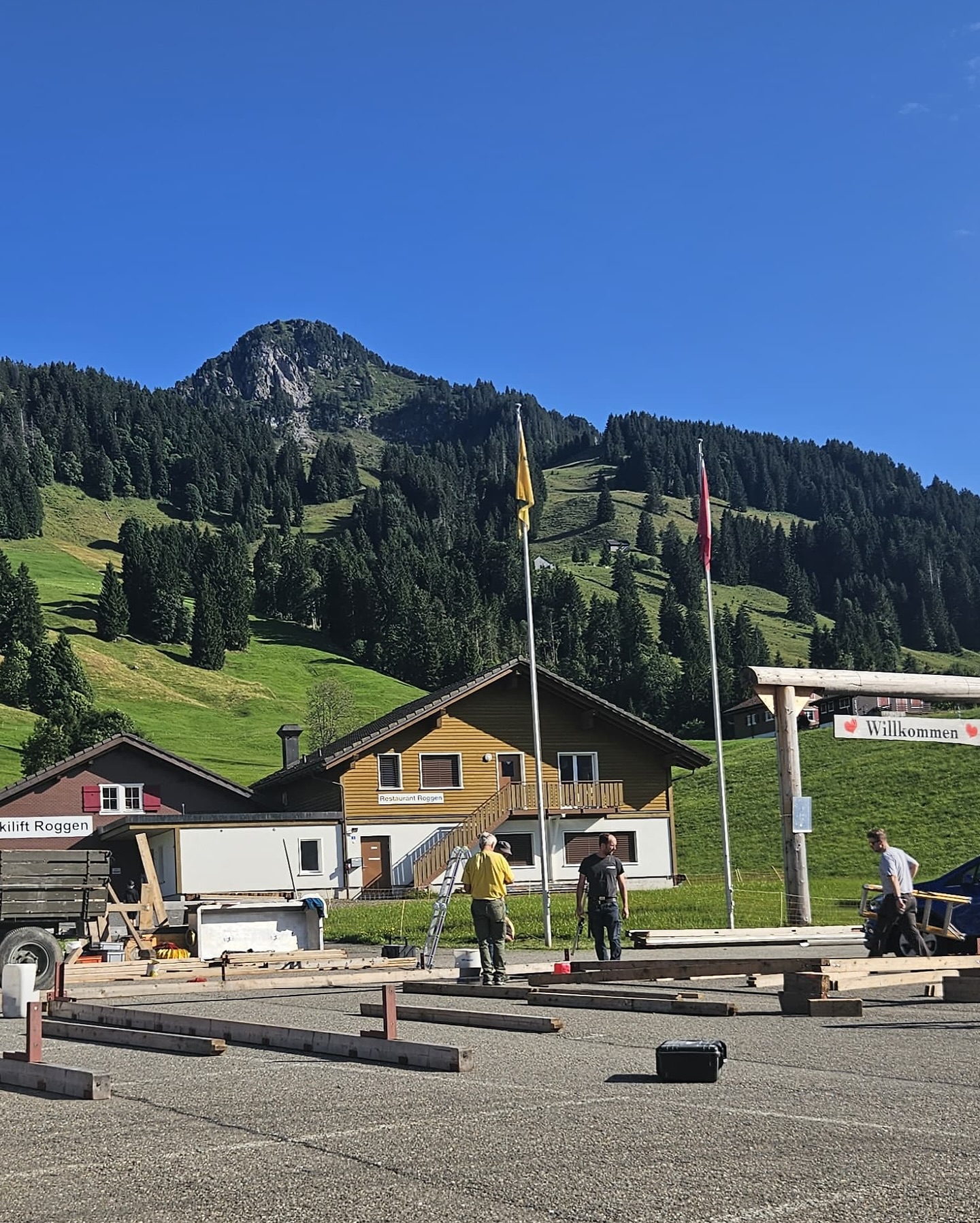 Countdown läuft! Noch vier mal schlafen und schon ist die Dorfchilbi da. 🥳
Heute hat bereits die Arbeit mit dem Aufstellen des Zeltdorfes begonnen. Bei schönstem Wetter, wenn das kein guten Omen ist! ☀️😎