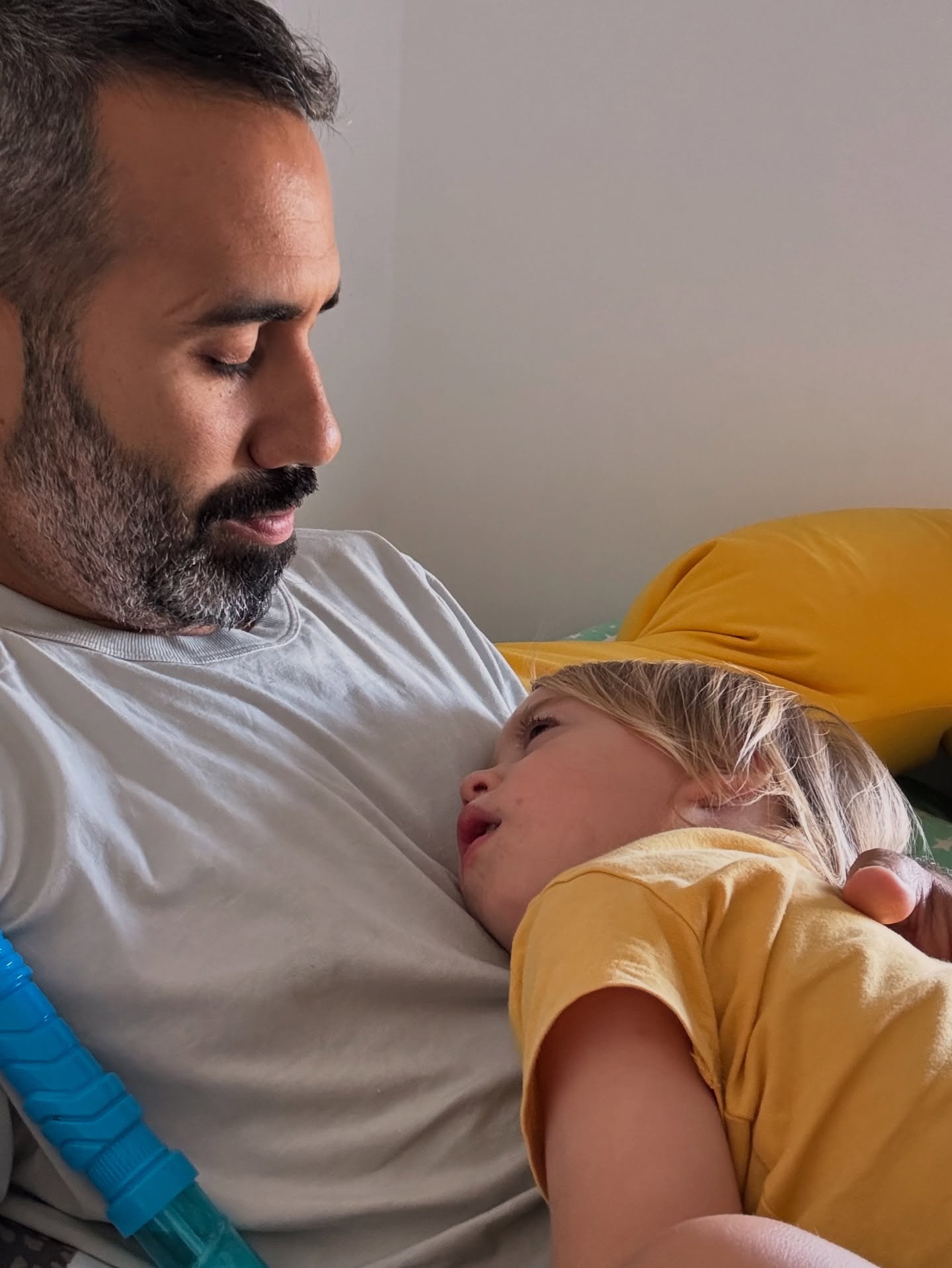 אני צעקתי על הילדים עכשיו
בעצם לא צעקתי, צרחתי
אני שוכב איתם במיטה בהרדמה
וכבר קראנו את כל הסיפרייה הציבורית
ואחרי שעה וקצת הסבלנות שלי התקצרה פלאים
ואז חטפתי בקבוק מחורבן בראש
מילד שזרק אותו בעוצמה לכיווני
ואני צרחתי עליו ואו כמה שאני צרחתי
הוא השתתק, לא הגיב
אחרי כמה דקות הבנתי שהצרחה שלי שיתקה אותו
ושלא בא לי שהוא יירדם ככה
או גרוע מזה יחלום בלילה על האבא שצרח עליו
אז אמרתי לו שאני כועס, שכואב לי מאוד ואני לא רוצה לצעוק עליו והגבתי ככה כי כאב לי מאוד. וזהו. נרגענו שנינו
עד שאחותו התחילה גם היא ואז צרחתי גם עליה
והכל הסלים שוב
בקיצור ערב נוראי להיות בו אני.