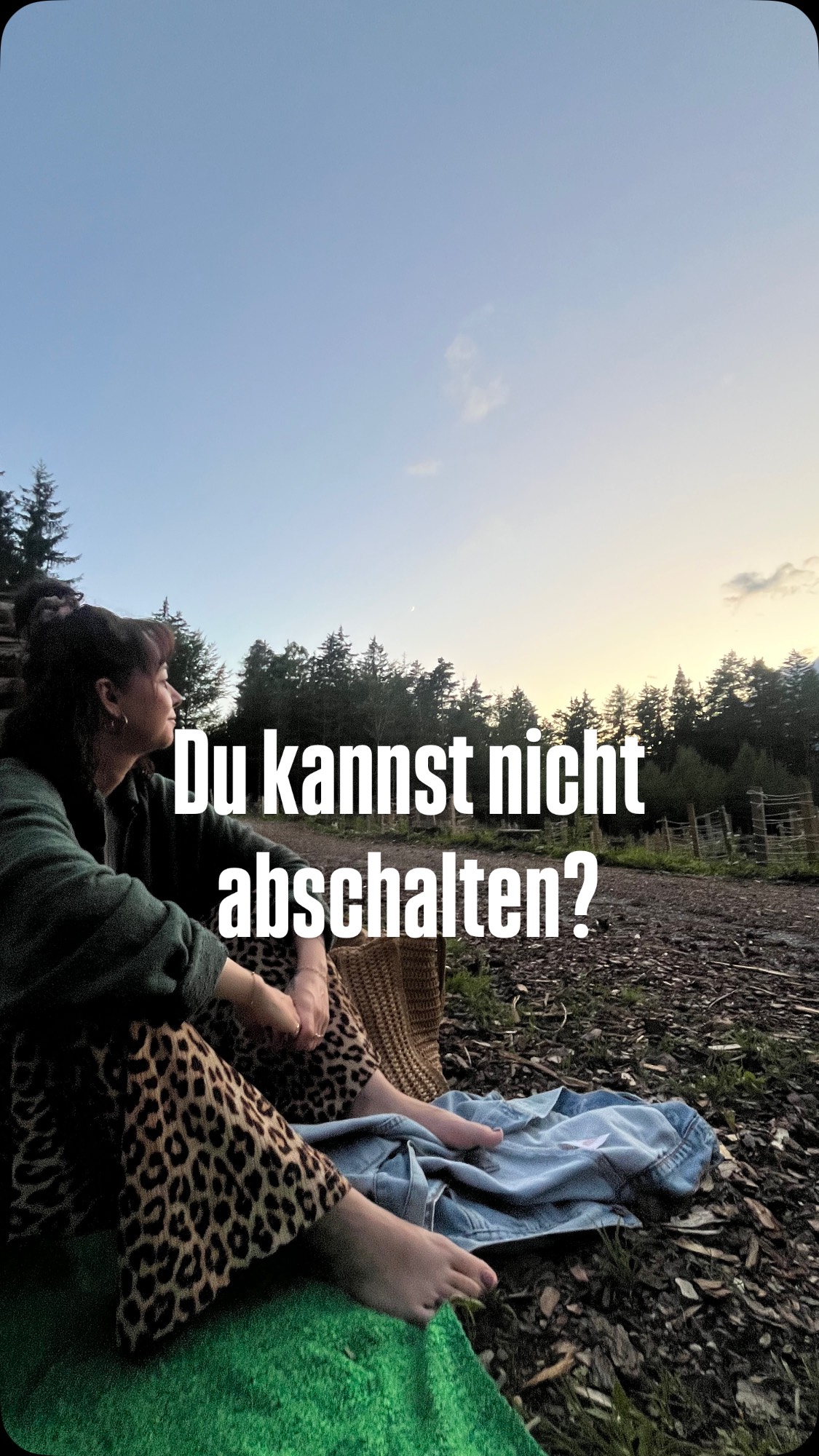 First of all: Du bist damit nicht alleine🫶🏻 aber warum ist das eigentlich so, dass es uns immer schwerer fällt wirklich abzuschalten?
🧠 Reizüberflutung: soziale Medien, stundenlanges Scrollen, ständige Erreichbarkeit - privat und/oder beruflich, laute Städte, TV & online Streams.
➡️ die Möglichkeiten, sich in virtuellen Welten zu verlieren ist endlos. Dabei kommt zwar vielleicht das Gefühl in einem auf zu entspannen, doch in Wirklichkeit entfernt sich die Aufmerksamkeit und Verbindung zu einem selbst dabei noch mehr. Eine virtuelle Flucht vor dem Alltag, Schmerzlichen Gefühlen + die innere Jagd nach dem nächsten Dopamin Kick, der ein kurzes Gefühl von Zufriedenheit abgibt gefolgt vom nächsten Tief und langfristigem innerem Leere-Gefühl.
🧠 dein Nervensystem stuft Entspannung als potentielle Gefahr ein. Hä? Wieso sollte Entspannung gefährlich sein?
➡️ Dir wurde vielleicht vorgelebt, dass sich ausruhen und einfach mal nichts tun, ein Luxus ist, den man sich nur selten bis nie leisten kann.
➡️ Dein Nervensystem befindet sich in einem chronisch dysreguliertem Zustand und dein Stress-Toleranzfenster liegt außerhalb deiner Möglichkeit wirklich runter zu fahren
➡️ wenn du mal nur für dich bist und versuchst zu entspannen löst das dann sogar noch mehr Stress in dir aus
➡️ und der Teufelskreis dreht sich immer weiter bis irgendwann gar nix mehr geht und du nur noch auf Sparflamme funktionierst
➡️ Weil das nötige innere erlebte Gefühl an Sicherheit fehlt ❤️🩹
Du findest fünf Ansätze dafür in den Kommentaren ⤵️