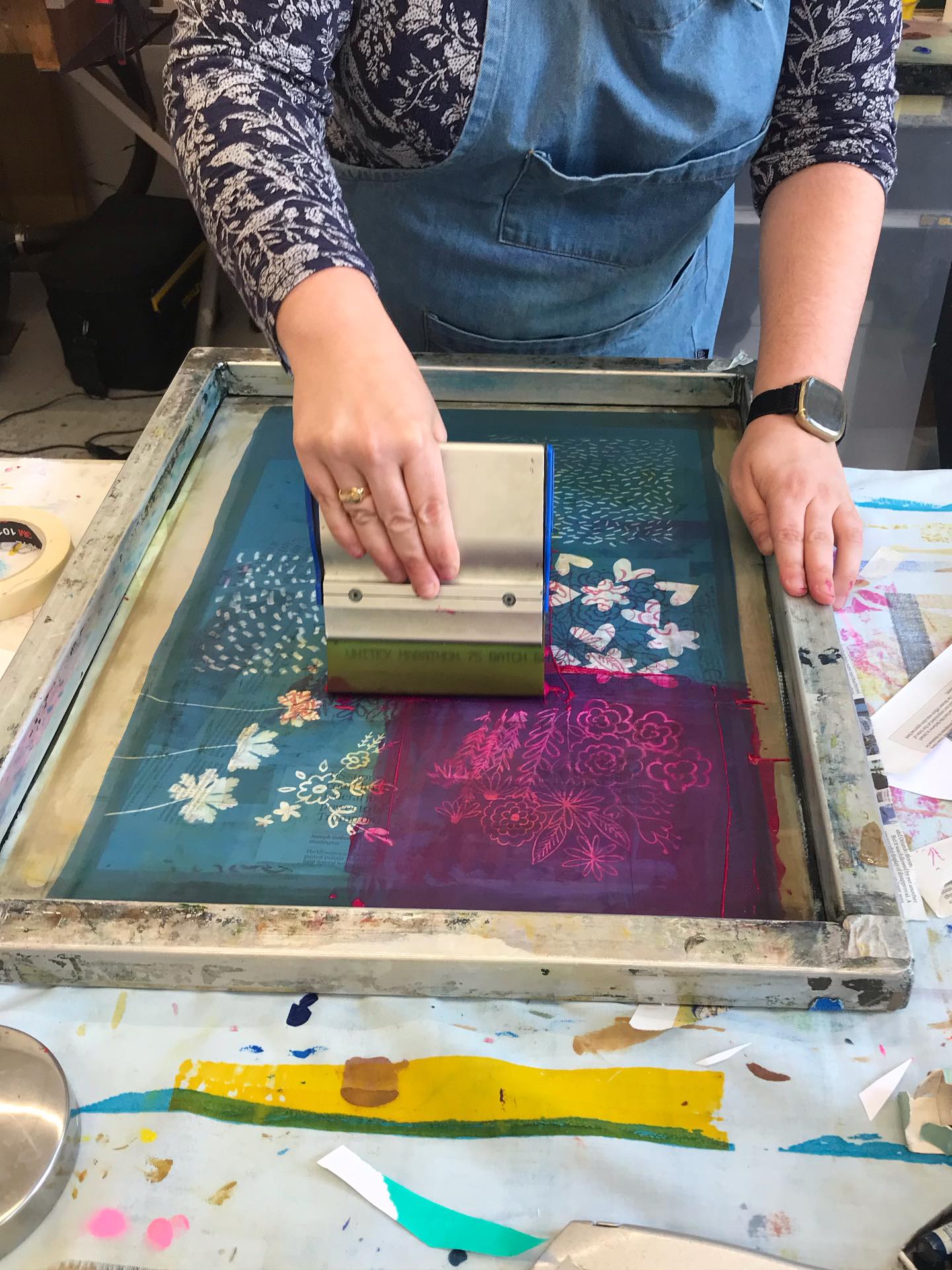 Screenprinting, repeat pattern printing, blockprinting, high contrast and cool blues it’s all been happening in todays Fabric printing summer school ✨
#fabricprinting #printedtextiles #summerschoolbrighton #eastbrighton #trysomethingnew #artcourcesbrighton #welovetoprint