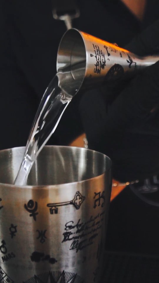 Destination : Dune du Pilat ⛱️
Prenez vite votre ticket, on vous embarque pour un aller simple vers l’été ! ✈️🌅
Dans ce cocktail, la douceur de la pêche, la rondeur de l’abricot, et la subtilité de la noisette s’enlacent parfaitement avec la vivacité du gin et la fraîcheur du citron 🍑🍋🌰
Un équilibre parfait entre gourmandise et fraîcheur, comme une brise sucrée qui caresse les dunes…
Ce n’est pas juste un cocktail, c’est une pépite à déguster, les pieds dans le sable, les yeux vers l’horizon 🌊
🎥 Merci a @aih.prod pour la vidéo 🔥
#MixologieLyon#CocktailsMariage#cocktails#Mariage#barmobile##BarmanMariage#barman#ginlover