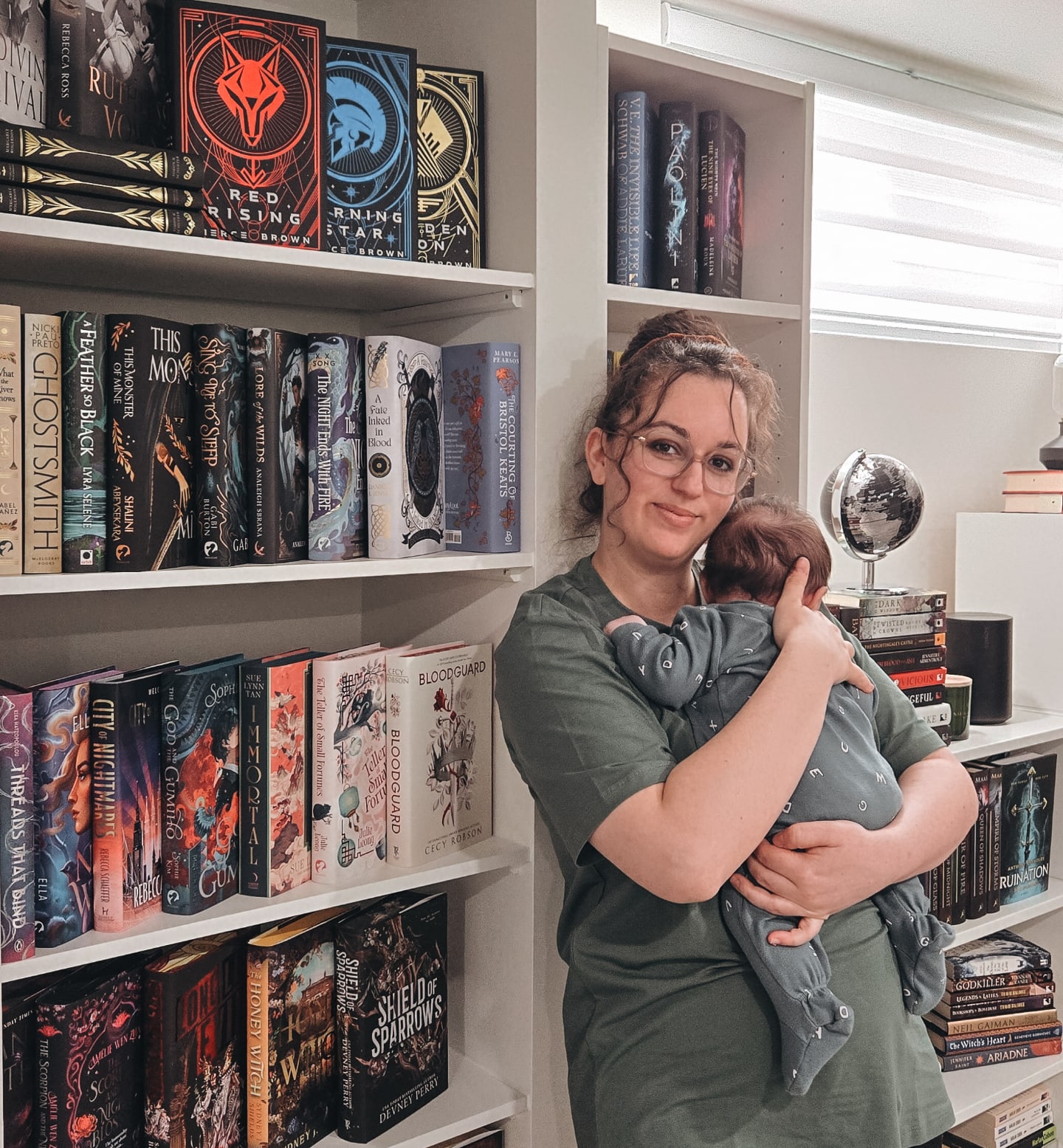 FR | Petite pause pour de grandes retrouvailles. 💕
Du 17 août au 27 septembre, la boutique prendra une pause pendant que je partirai en Roumanie pour visiter la famille de mon conjoint. 🇷🇴
Je reviendrai la tête et le cœur remplis de beaux souvenirs… et prête à travailler sur la prochaine collection. ✨️📚
La collection hivernale arrivera en novembre — et elle promet d’être douce, magique et réconfortante. ❄️✨
Merci pour votre soutien et votre patience, et à très bientôt! 💐
-----
EN | Taking a little break for big reunions. 💕
From August 17 to September 27, the shop will be on pause while I travel to Romania to visit my partner’s family. 🇷🇴
I’ll return with my heart and mind full of beautiful memories… and ready to work on the next collection. ✨️📚
The winter collection will be coming in November — soft, magical, and full of cozy vibes. ❄️✨
Thank you for your support and patience, and see you soon! 💐