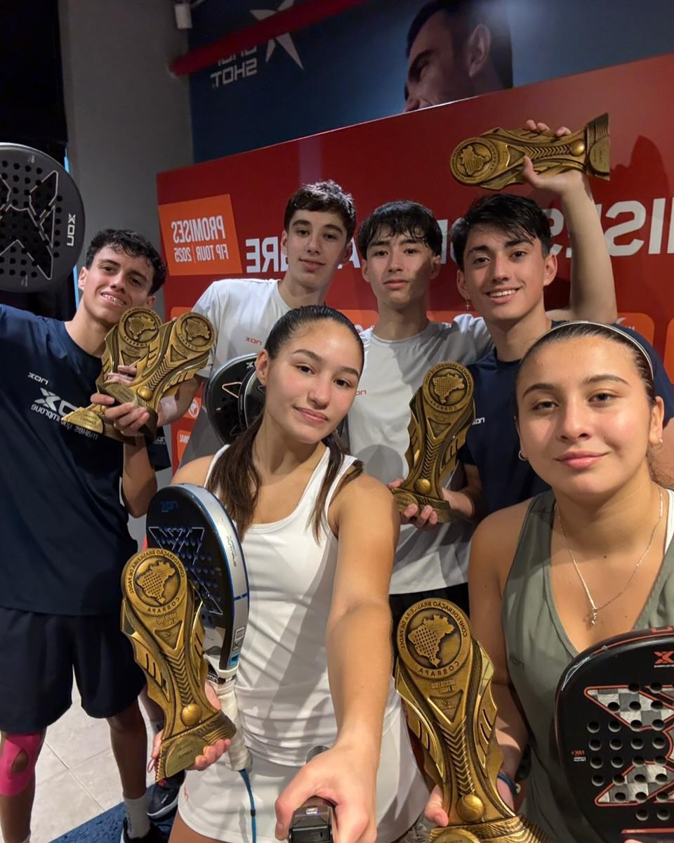 Mucho éxito para la NFA este fin de semana 🏆👏🏻
Tres parejas full Nox quedaron campeonas en el FIP Promises Porto Alegre: @francesca_floriani, @fiorepropato, @joacoo_escalona, @diogo_cr10, @jeremiaspucheta_1 y @valencilli__, ¡enhorabuena! ✨
Aprovechamos para felicitar a @manuuaragon._, subcampeón del FIP Bronze Creta. Aplauso también para @dylancuelloo, que llegó a unas más que merecidas semis. 🔝
Broche de oro con la victoria de @tomiluco en el AJPP 2000 en Villa María y la de @svizcaino_padel en el último nacional sub18 disputado en Ecuador. 🏅
¡Seguimos!