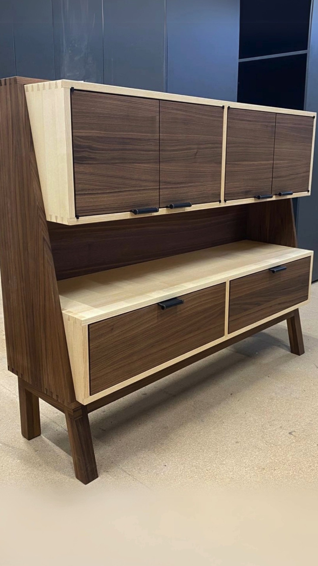 Jeremy hat in den vergangenen Wochen an seinem Meisterstück gearbeitet und das Ergebnis kann sich wirklich sehen lassen: ein schicker Barschrank aus Nussbaum und Esche.
Mit viel Liebe zum Detail und einem feinen Gespür für Design ist ein echtes Unikat entstanden. 🍷🪵
Lieber Jeremy, du kannst wirklich stolz auf dein Meisterwerk sein! 👏