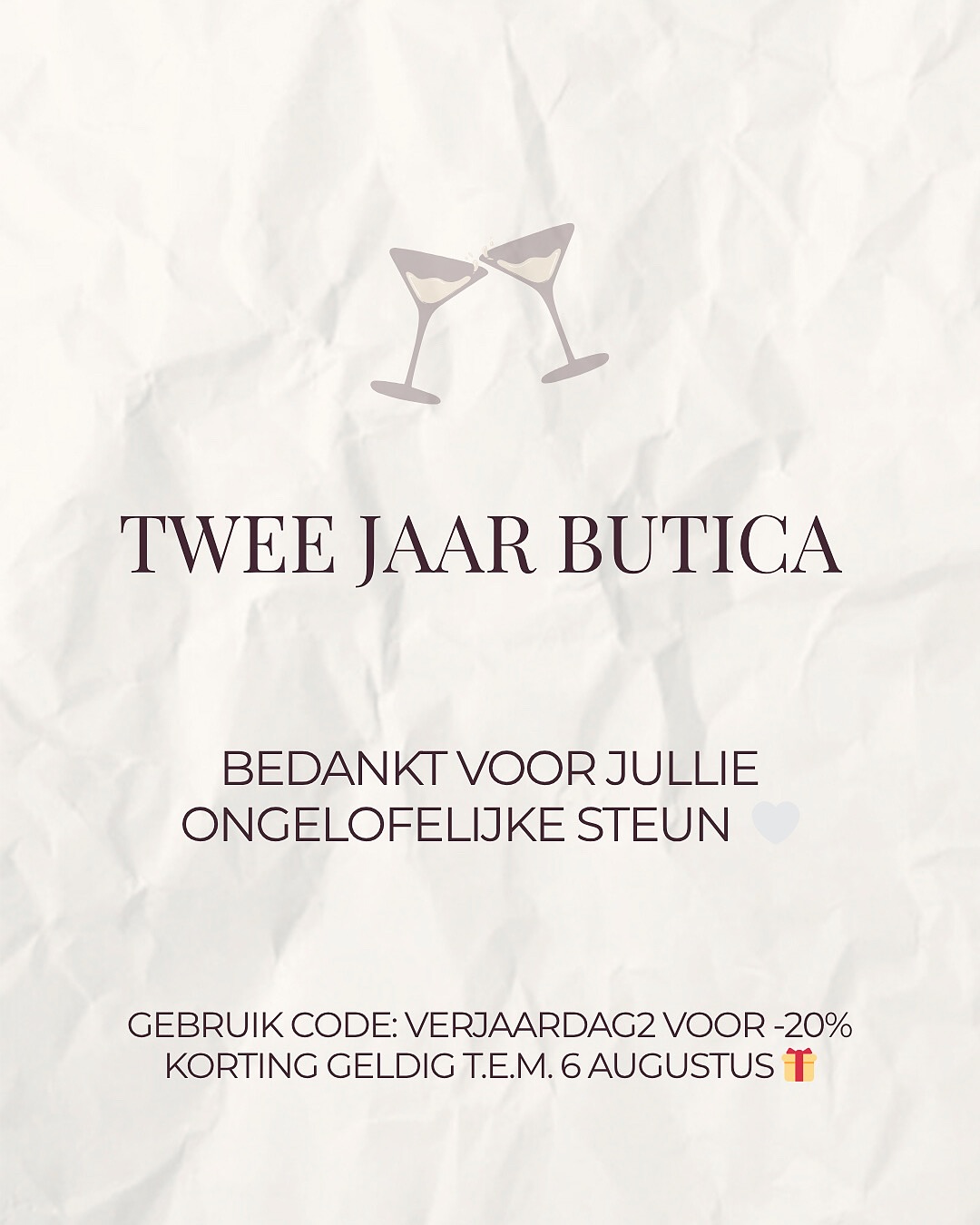 ✨ 2 JAAR BUTICA! ✨
Op 1 augustus blies Butica 2 kaarsjes uit. Wat begon als een klein idee met een bang hartje is intussen uitgegroeid tot een droom die elke dag meer vorm krijgt. 💭💗
➡️ Richting de 5000 volgers
➡️ Bestellingen van over heel België en Nederland
➡️ 3 pop-ups verder
➡️ Duizenden pakketjes liefdevol verzonden 💌
➡️ +100000 foto’s later 😆
➡️ Klantjes die uren rijden om de pop-up te bezoeken — pinch me!🤍
…
Dank jullie wel voor de steun, bestellingen, lieve berichtjes, en elke vorm van support die ik de afgelopen jaren mocht ontvangen. Zonder jullie geen Butica. 💞
🤍 Een speciaal bedankje gaat uit naar mijn mama — mijn rechterhand, rots in de branding en allergrootste steun. Zonder haar stond Butica niet waar we vandaag staan. Alles samen doen met haar is het mooiste cadeau dat Butica me geeft.
Het was hard werken, maar the best is yet to come! 🌟
Nieuwe collecties, frisse ideeën en nog meer Butica-vibes coming your way. We gaan vollenbak door en bouwen samen aan iets nog mooier!
🛍️ Om jullie te bedanken:
Shop tot en met woensdag 6 augustus met -20% korting op de hele webshop met code ‘verjaardag2’ 🎁
Liefs,
Caro 💗
