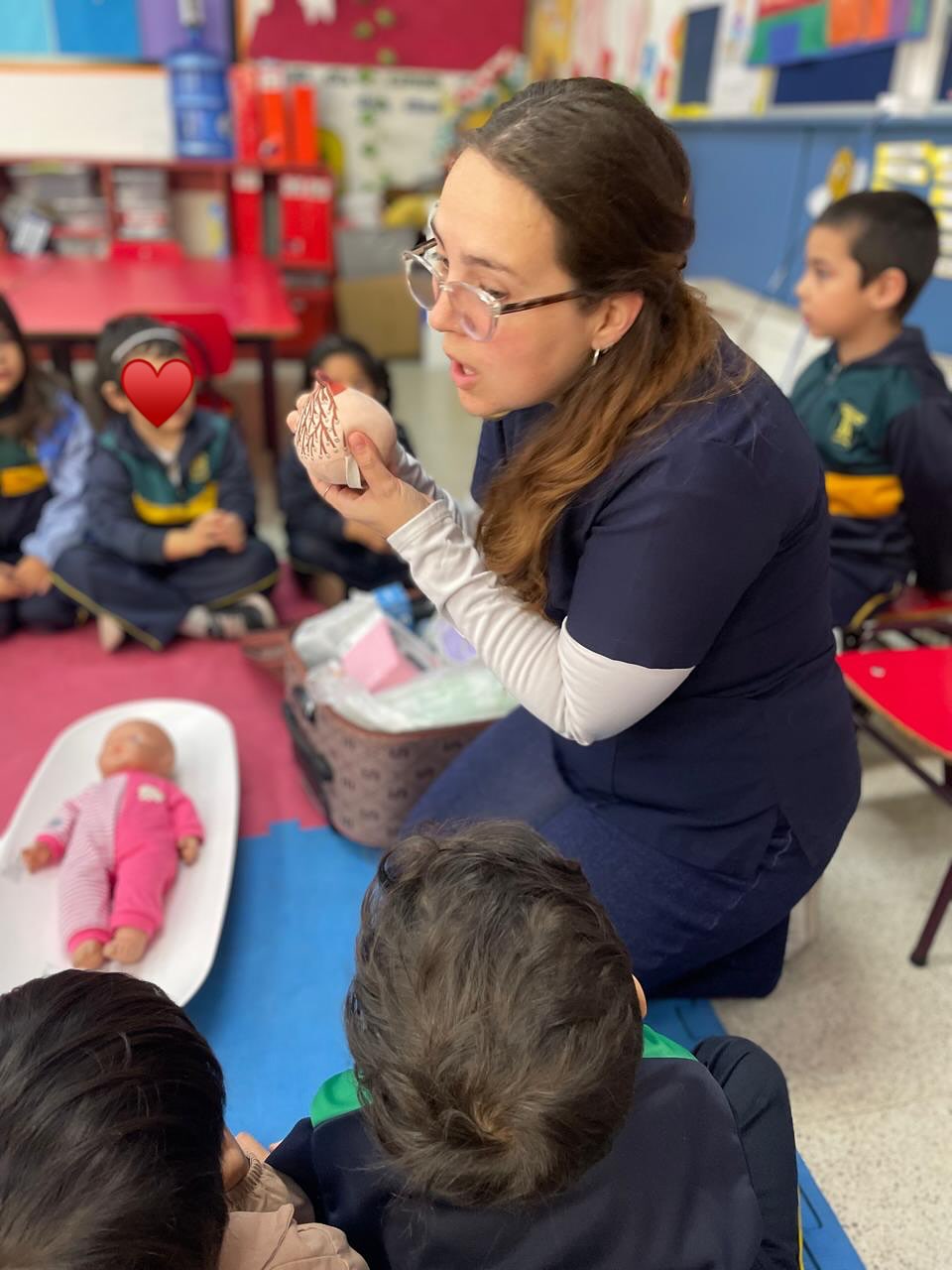 ✨ Hoy el corazón me quedó llenito…
Fui al curso de mi hijo a contarles qué hago como asesora de lactancia 💼🍼
Llevé mi maleta mágica, esa que me acompaña cuando visito a mamás y guaguas, y con la que intento hacerles el camino un poquito más fácil. Les mostré muñecos, les conté cuentos…
y ellos me contaron quién tomó tetita, quién mamadera, quién chupó chupete y hasta quién todavía toma mamadera! 😍🥹
Al final les dejé una lámina para pintar en la casa, porque todas las formas de alimentar están llenas de amor, y merecen ser respetadas.
Y porque la maternidad, como venga, siempre necesita tribu 🤍
💓Si te gustaría tener esa lámina para tu peque, la dejé al final con mucho cariño
Dejo especial agradecimiento a @balia_cl por llenar la maleta mágica de tantos productos maravillosos que me ayudan día a día a recargar miles de lactancias✨
#SMLM2025
#ClubDeLactancia
#SemanaMundialDeLaLactancia
#LactanciaConRespeto
#MaletaMágica