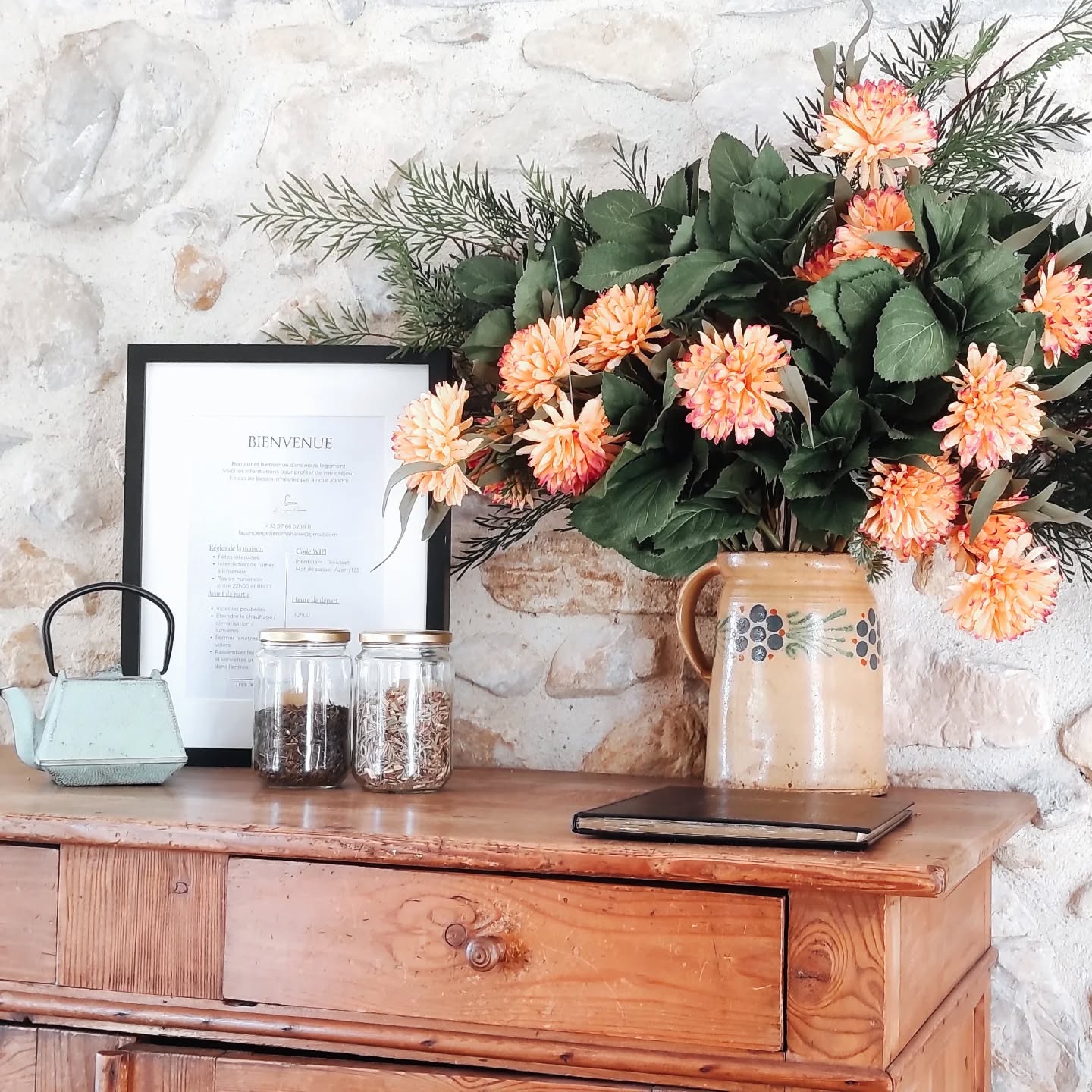 🔸Bouquet d'accueil 🔸
Majestueux, coloré, il ne fane pas et fait toujours un très bel effet près de mes locataires qui se sentent ainsi particulièrement accueillis!
#soyeuse #fleursartificielles #fleurseternelles #passionfleurs #instaflower #fleuristedrome #fleuristeprovence #gitedrome #locationdrome #maisondefamille #viedecampagne #compositionflorale #locationflorale #locationdefleurs