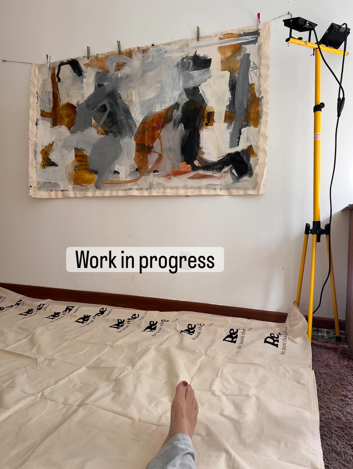 Finally got it on the wall, so much better working on the last pieces seeing it up. Even though maybe slightly crocked and probably need to find a more permanent solution. So if any artists here have a better way to hang unstretched canvas please let me know, thanks 😁#unstretchedcanvas #workinprogress #bigabstractpainting #nzartists #aucklandartist #layers #neutralcolors #nzartcommunity #mariaowensart