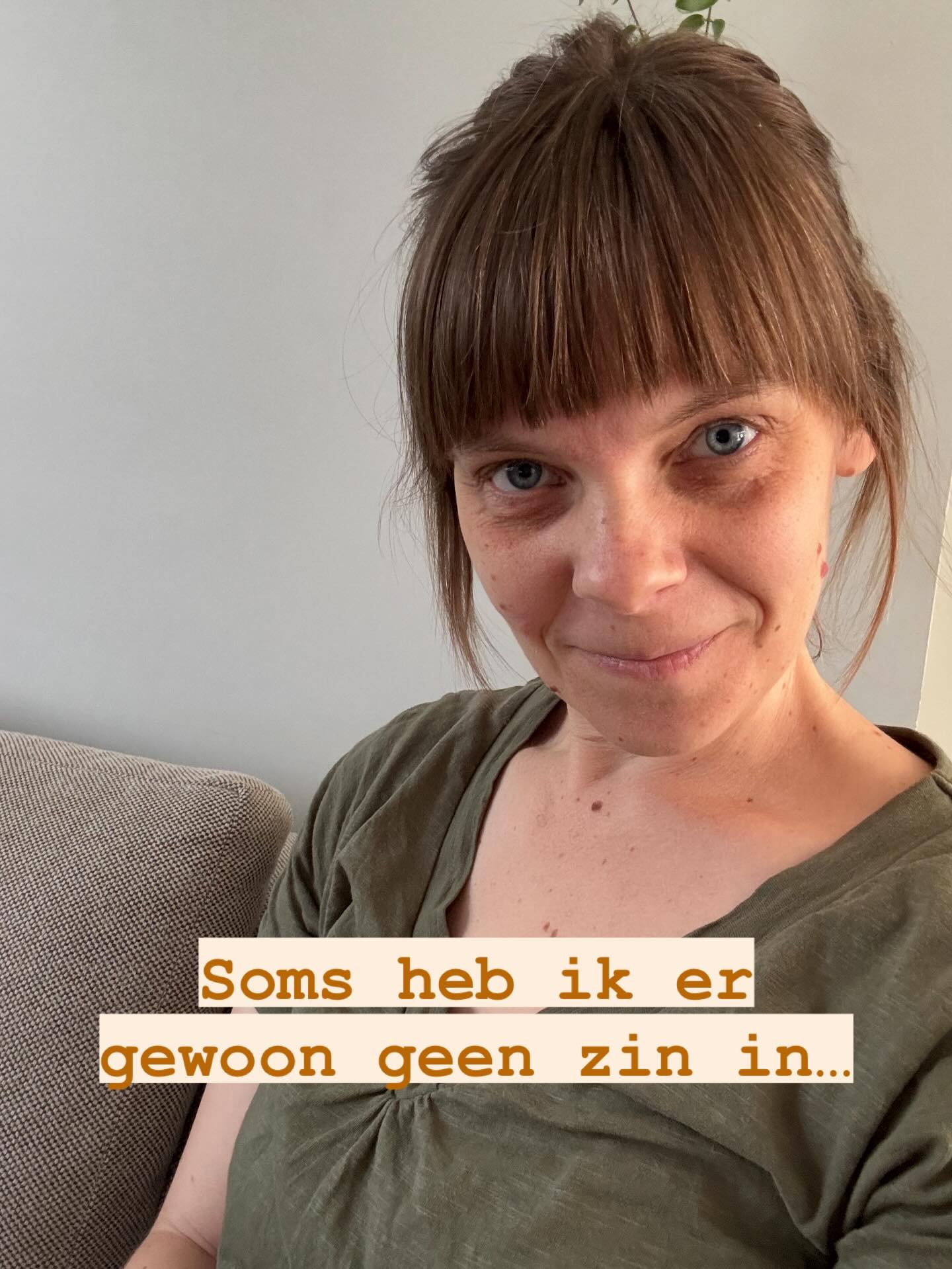 En ‘soms’ is nu 🫠 Geen zin om steeds aanwezig te zijn.
Maar, lekker tegenstrijdig, tegelijkertijd wil ik wél dingen met je delen. Juist in deze tijd - zomer / vakantie ☀️ - voelen we ons vaak onrustig. Ik zag dit onderwerp deze week al een paar keer bij anderen voorbij komen. Het kan dus goed zijn dat die onrust ook voor jou herkenbaar is! 😘
Door het wegvallen van de structuur en het veel samen zijn met het gezin - hoe fijn dat ook is! - kun je onrustig worden. Je hoofd, je lijf…
Zelf voel ik nu al een tekort aan tijd voor mezelf. En onze vakantie is pas nét begonnen 🫣
Wat mij helpt? Toch regelmatig even terugtrekken, voor zover dat lukt. Daar word ik (en de vakantie 😋) echt leuker van, ook voor mijn gezin.
En als ik eraan denk.. even een paar diepe bewuste ademhalingen.
Ik ben heel benieuwd hoe dit voor jou is ♥️
Herken je dit? Let me know!
#vakantie #mindertijdvoorjezelf #onrustighoofd #herkenning #keepbreathing