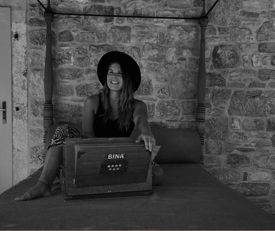 This Friday, we stretch, eat, and maybe float a little under the moonlight.
Our @melanihrastic is bringing her magic harmonium for some sweet chanting to help us drop into the moment and out of our busy heads.
… a little sound medicine to remind us:
love and peace aren’t things we need to find, they’re already in there, just hiding under the noise.
🧘♀️🍴🌝
Book to get the secret location.
We’ll be waiting under the moon with mats, food & good vibes.