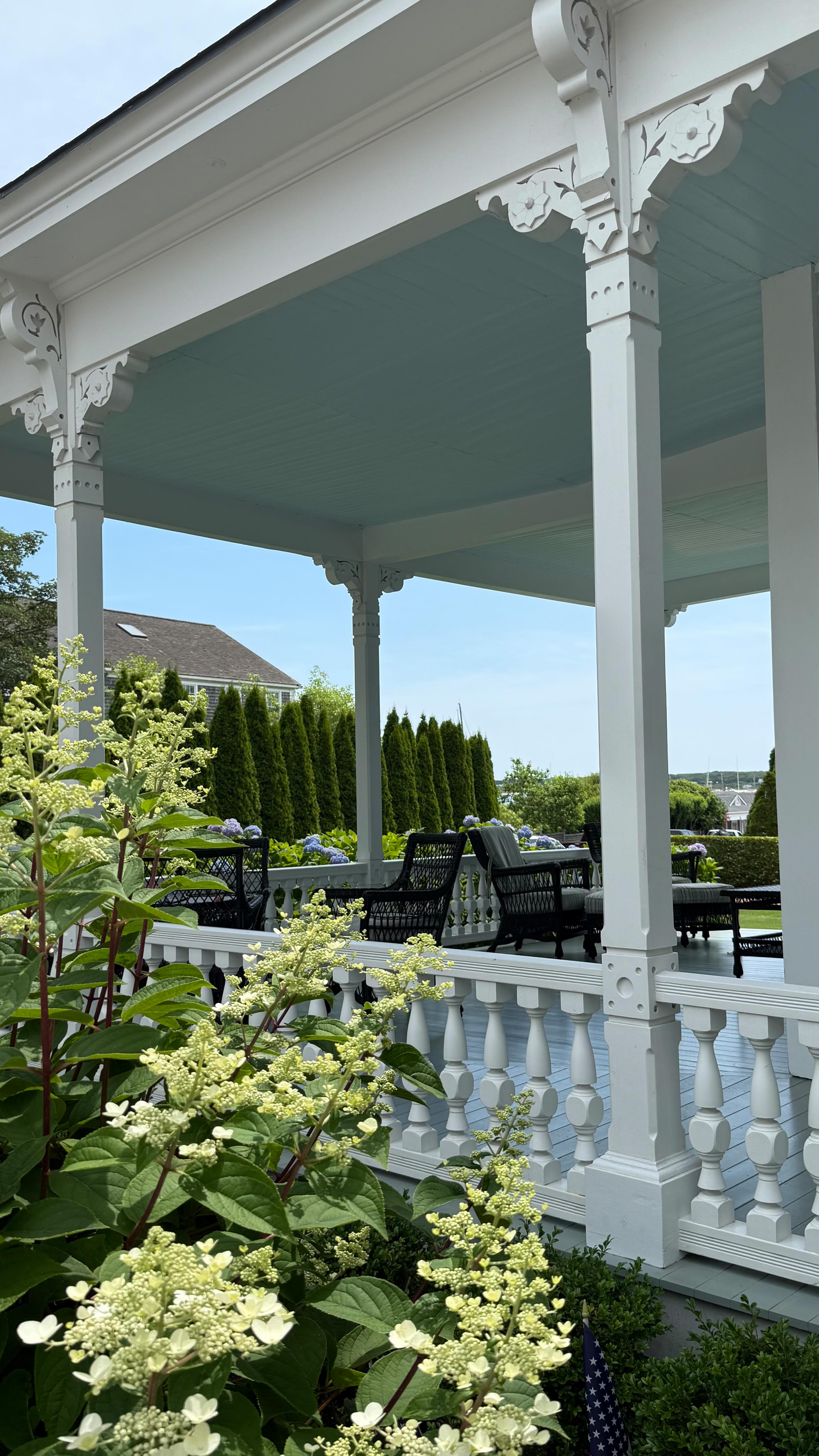It’s al fresco dining season, and I found the perfect melamine plates for all your summer dinners! Inspired by the dreamy, effortless vibe of Martha’s Vineyard and my own Genny Rose Designs aesthetic, this tablescape from The Company Store brings together durable, beautiful plateware, floral napkins, and placemats that elevate outdoor entertaining with a touch of laid-back elegance. #TheCompanyStore #summerdining @thecompanystore