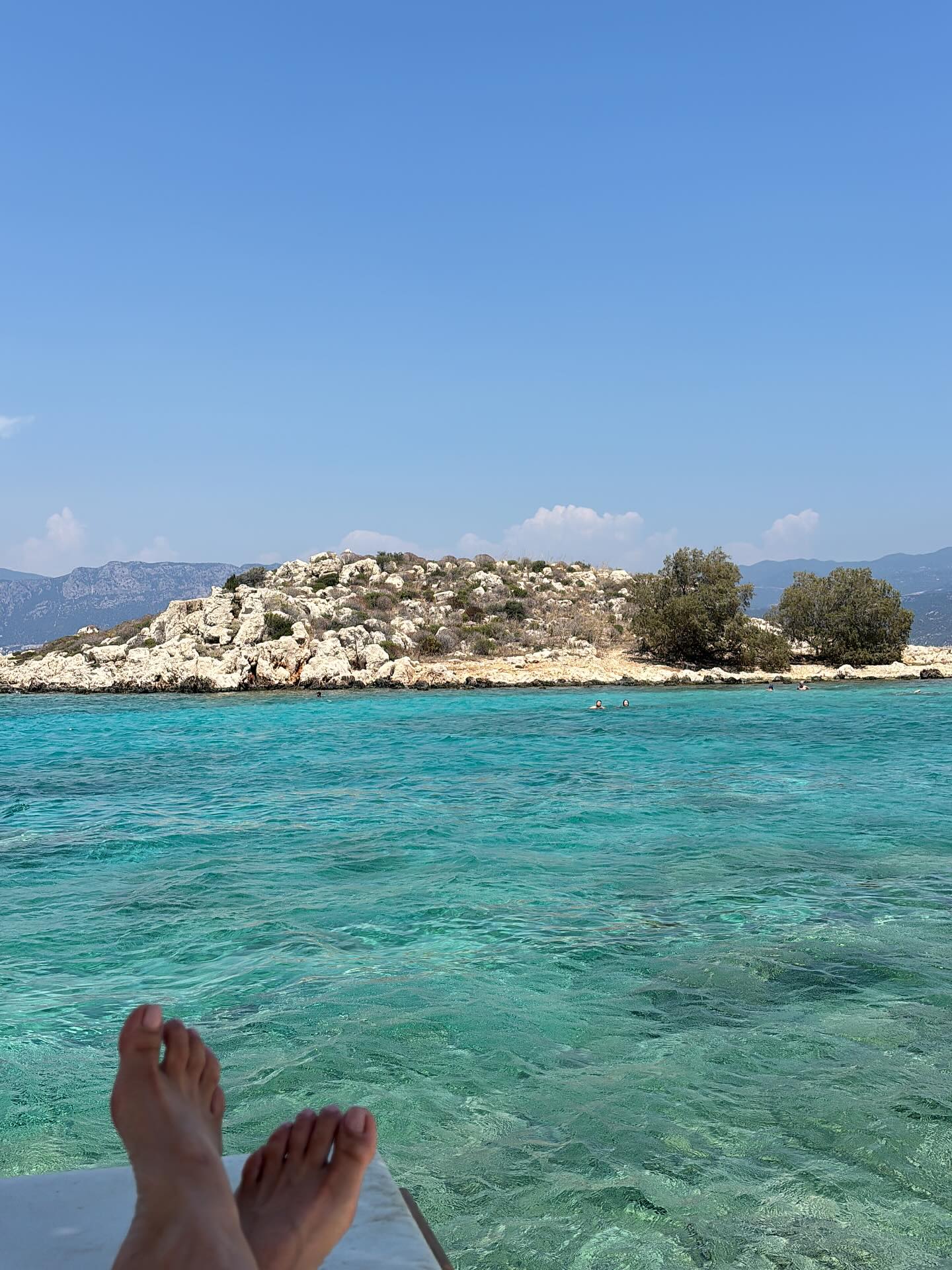 🇬🇷 Greek naps, cats & snacks 🇬🇷
Annual RnR to Kastellorizo 💙
A magical island.
This year was a little different & A-LOT SLOWER…less ridiculous runs and hikes, more bobbing around in the sea, actually reading a book and taking time to let my body and baby girl rest!!! 💕🩷
However, I still managed a few walks, one big hike and plenty of food 🥰