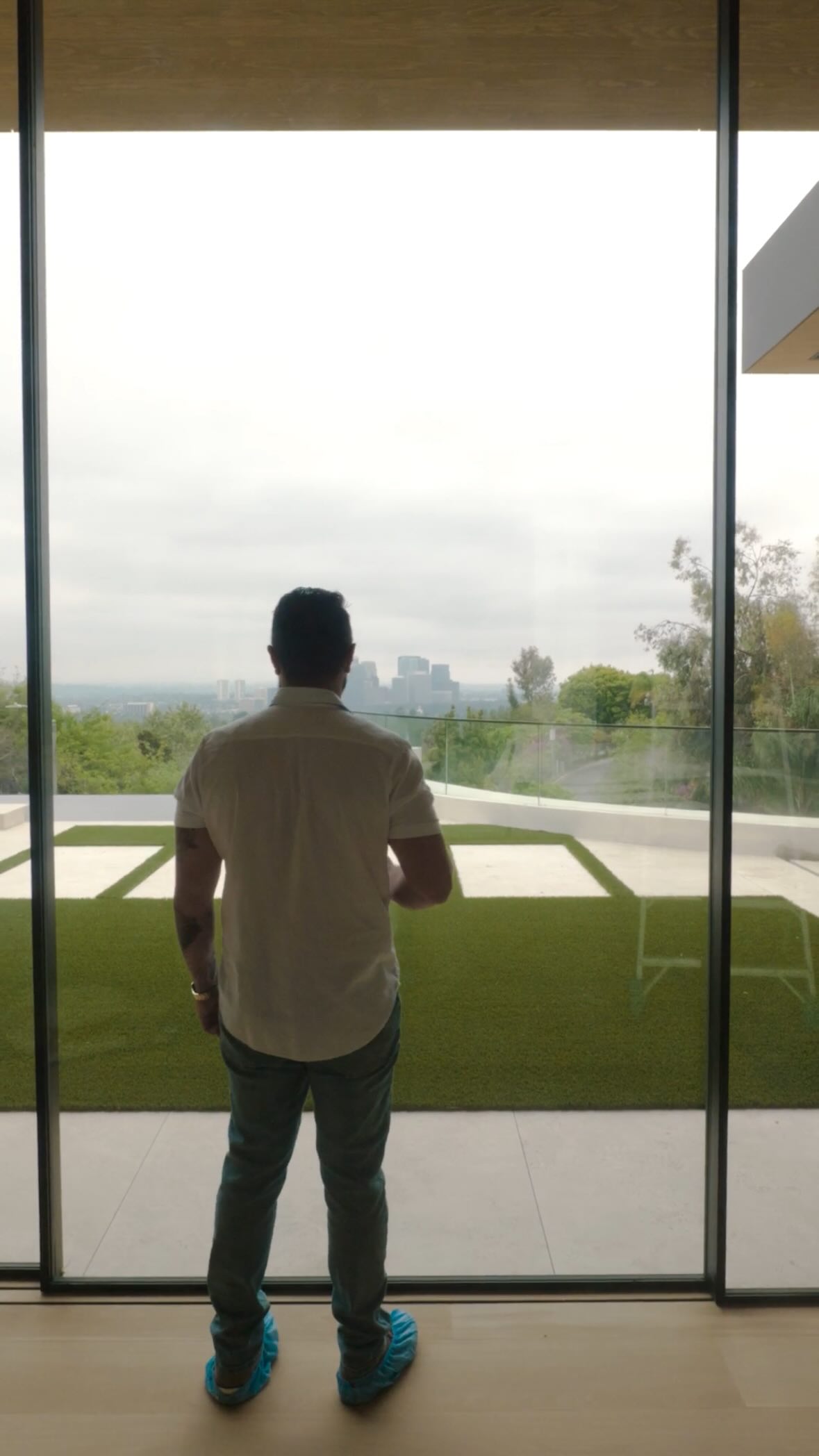 Shadow Hill’s latest architectural gem redefines luxury living in Beverly Hills.
This McClean Design masterpiece, brought to life by Pillar Group, is wrapped in floor-to-ceiling 2500 Series sliding doors, custom-tailored to the home’s unique geometry. Every passage flows seamlessly with fully automated doors, while entry points are secured by integrated mag lock systems featuring key card and push-button access — blending modern convenience with uncompromising elegance.
#ShadowHill #BeverlyHillsEstate #McCleanDesign #PillarGroup #StylineDoors #LuxuryArchitecture #2500Series #FloorToCeilingGlass #AutomatedDoors #MagLockSystem #KeyCardAccess #ArchitecturalDesign #ModernEstate #LuxuryLiving #MinimalFrameDoors #ContemporaryArchitecture #BeverlyHillsLuxury #IndoorOutdoorLiving #DesignInspiration #CaliforniaArchitecture #ArchitecturalDigestStyle