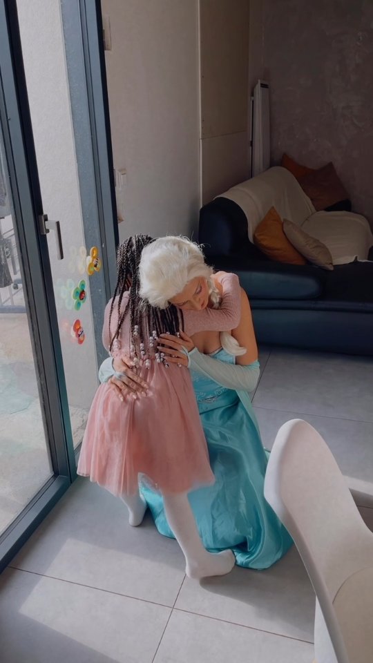 ✨💙 Une surprise qu’Elicia n’oubliera jamais… 💙✨
Ce matin-là, rien ne laissait deviner que sa princesse préférée allait franchir la porte… Et pourtant… ❄️👑
❄️ Elsa en personne est venue lui rendre visite pour un moment magique et plein de tendresse. Les yeux d’Elicia se sont illuminés comme dans un conte de fées ✨
La magie Disney existe… et aujourd’hui, elle s’est arrêtée chez nous.
#VisiteSurprise #DisneyMagic #PrincesseDisney #Elsa #DisneyPrincess #MomentsMagiques #SouvenirInoubliable #EtoilesDansLesYeux #ReineDesNeiges #Frozen #DisneyFrance #MagieDisney #InstaDisney #TikTokDisney