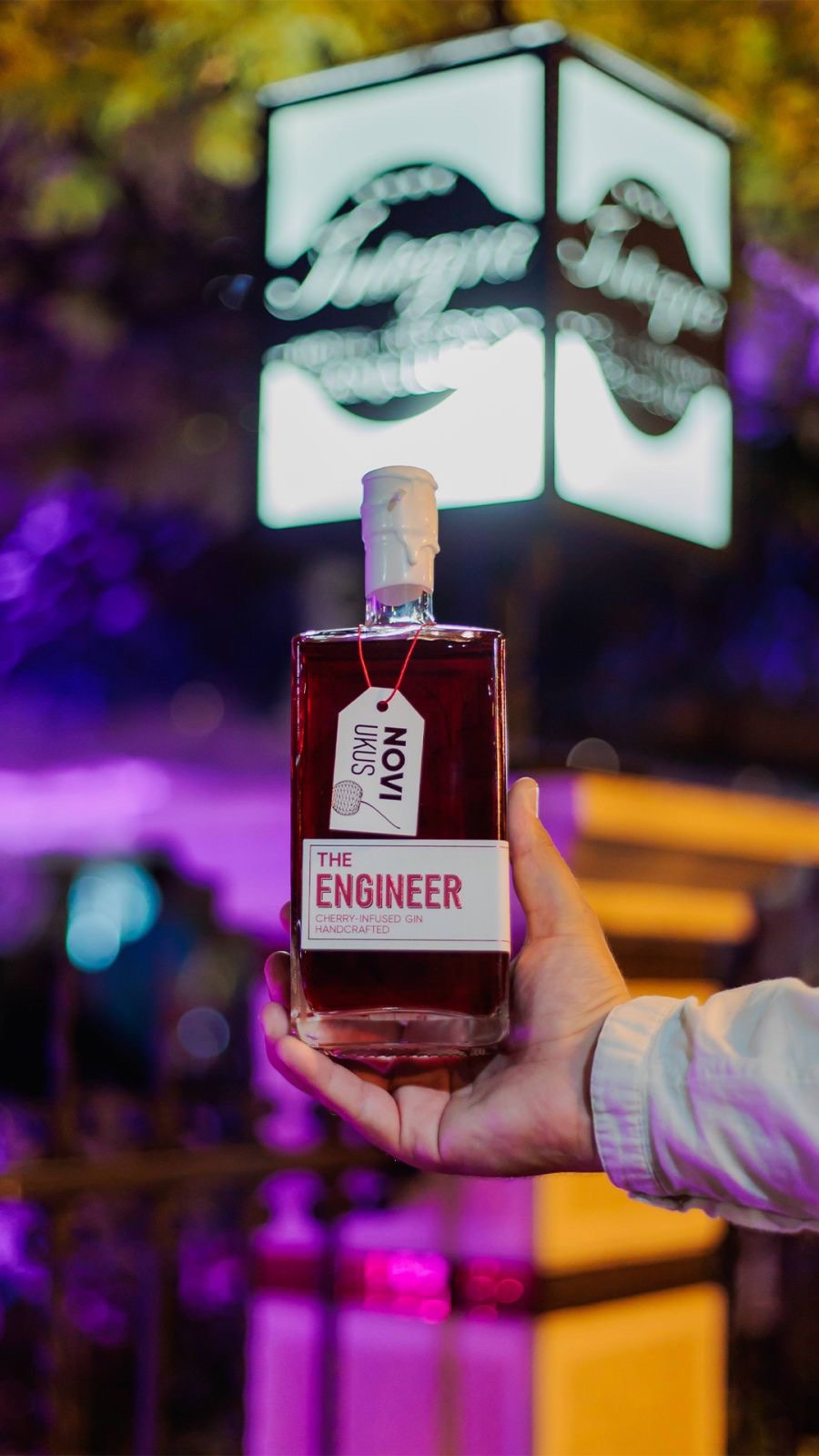 🍒 Još se osjeća miris višnje u vazduhu.
Cherry Night u @hotel_integra_banjaluka bilo je veče za dušu, uz muziku, osmijehe i čašu domaćeg kraft džina.
☀️ Hvala svima koji su došli da zajedno nazdravimo početku avgusta uz naše limitirano ljetno izdanje.
ℹ️ Ukoliko još niste probali naš The Engineer Cherry-Infused Gin, možete ga poručiti isključivo putem sajta: gin.ba