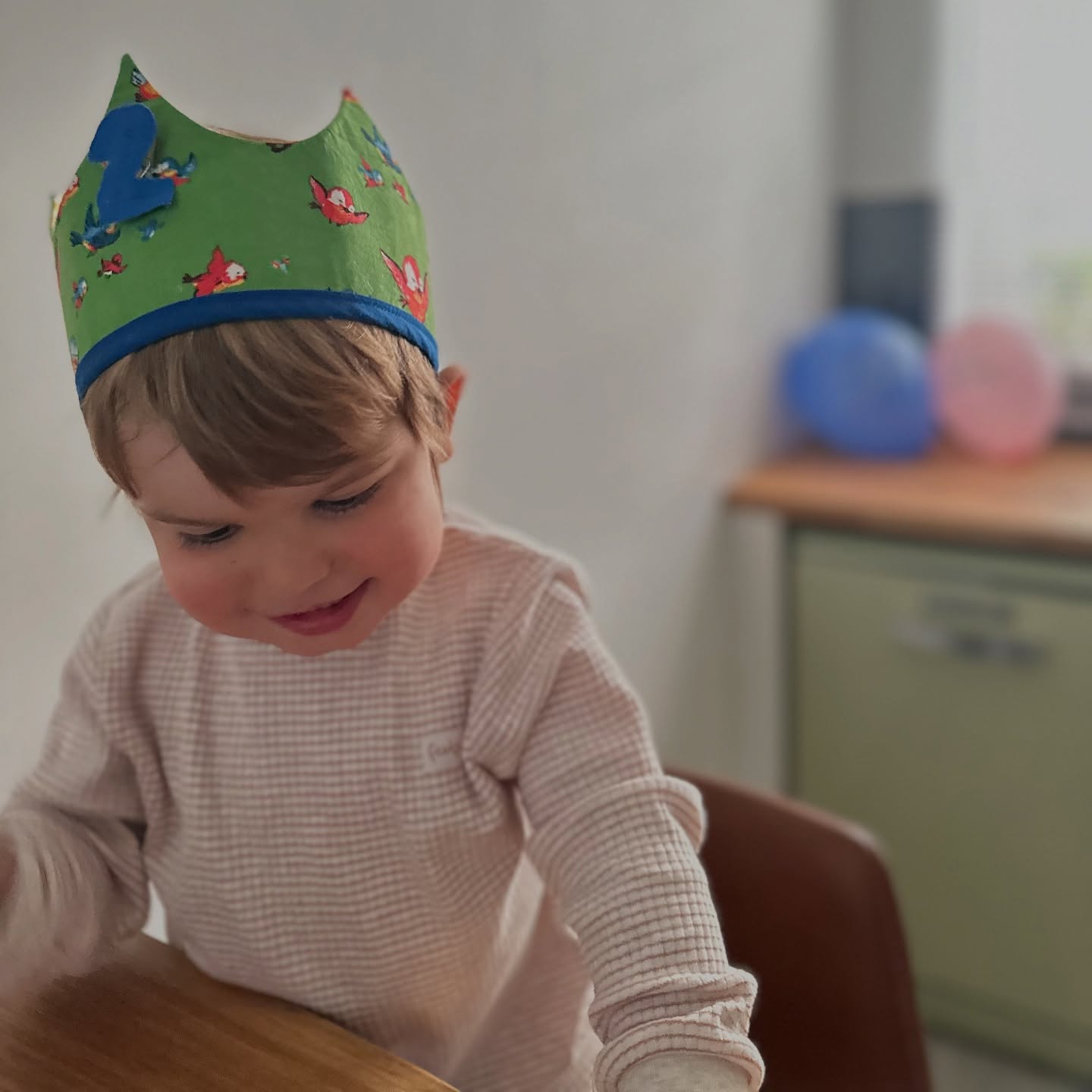 Ineens ben je twee.
Zeg je veel te graag nee.
Fiets je van trappen & trap je op ballen.
Hou je van springen en even vaak vallen.
Heb je een batterijtje dat zelden leeg is.
Ben je er altijd wanneer ik er 3 zo hard mis.
Ga op pad, verken, ontdek, loop maar weg
(liefst niet te ver)
Dat ik jou dromen ,zo groot als de zee, mag wensen.
En weet, wat je ook doet:
Jij bent voor altijd één van mijn 4 allerlievelingsmensen.