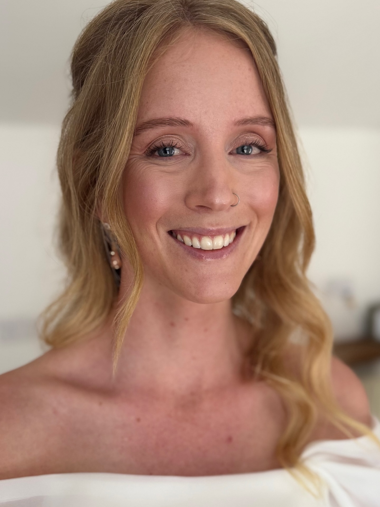 Ultra natural, beachy “no-makeup makeup” for my stunning Aussie bride Megan at @secretgardenkent where I’m honoured to be a recommended supplier 🤍
Creating a natural look like this can often take just as long as a full glam style!.. intricately achieving an almost invisible makeup look using subtle techniques and high-end products to delicately enhance natural beauty ✨
I loved helping Megan and her girls get ready in the beautiful new prep room alongside the mega talented @bridalhair_by_suzy 🤍🤍🤍