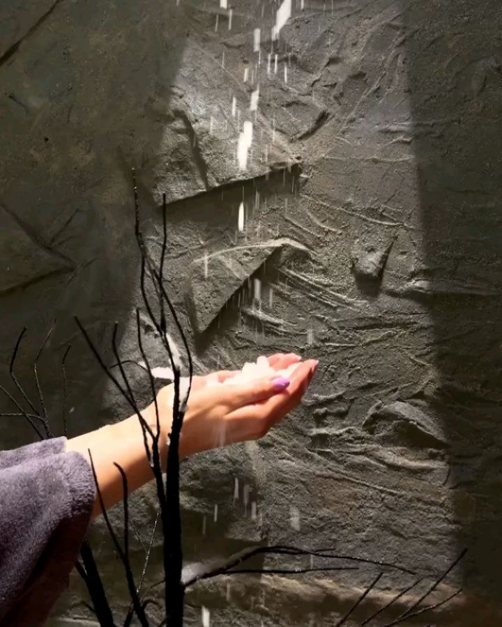 The Spa at @coworthpark has revealed a fresh new look following a transformation led by Sparcstudio
⠀
Part of the Dorchester Collection, the Berkshire hotel has reimagined its spa with enhanced wellness spaces, including a redesigned gym and eight treatment rooms
⠀
The silk-lined spa lounge now offers a relaxed ‘barefoot luxury’ vibe, featuring a striking bookcase wall and central fireplace with custom sofas
⠀
A new post-treatment relaxation area features Gharieni Satori beds, designed to deliver a science-backed wellness experience
⠀
The refreshed thermal suite includes a Finnish sauna, Citrine steam room, and snow room, with bespoke thermal features crafted by Klafs
⠀
The updated Spa Café presents nourishing menus curated by executive chef Adam Smith, while the gym now features Technogym’s premium Artis range
⠀
➡️ Get in touch with our Luxury Travel Specialists on +44 746 786 23 53 | reservations@serenitymiles.com