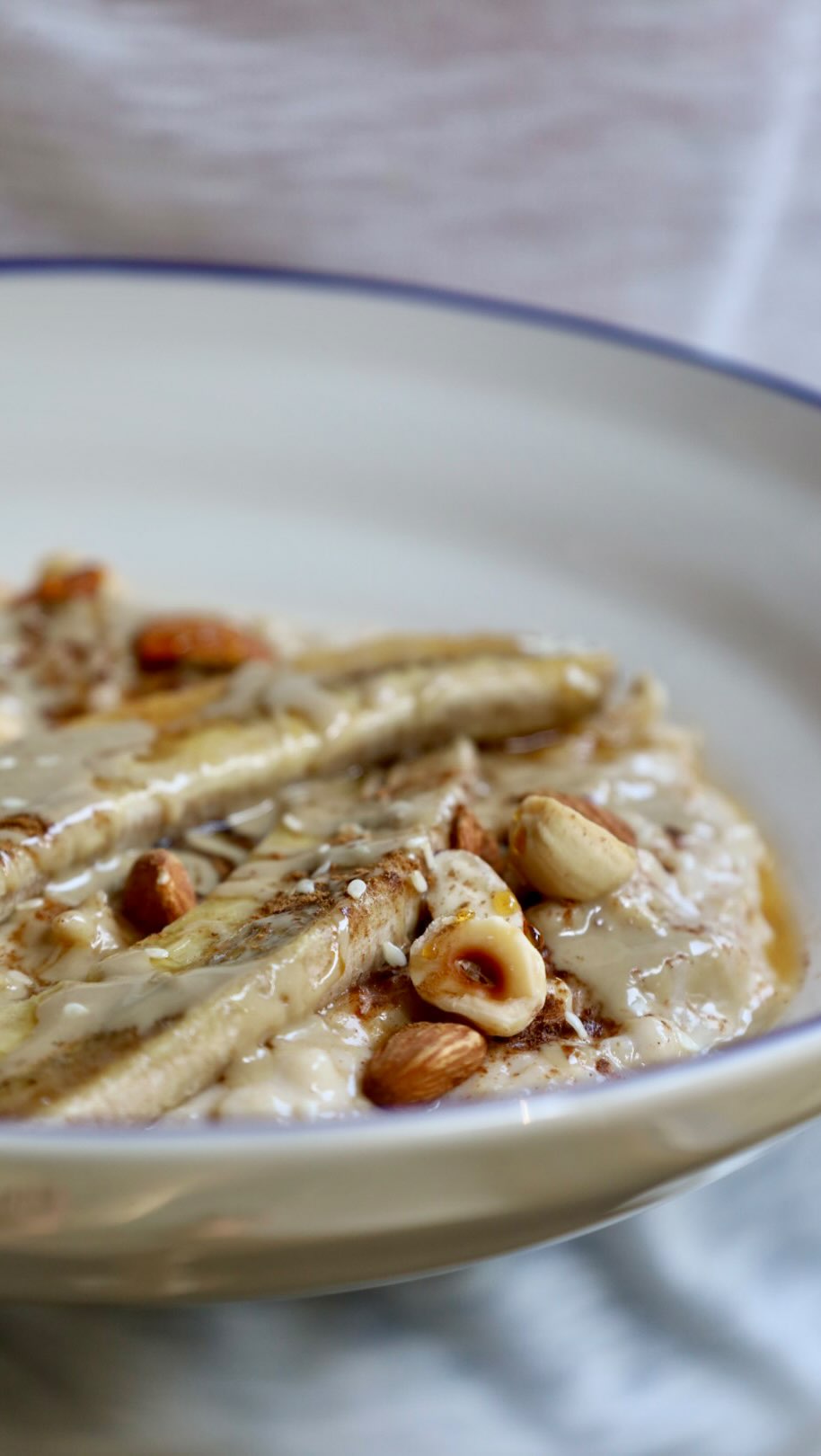 Sweet oven-roasted banana and a generous drizzle of tahini, served on a rich, creamy oats and fished with a sprinkle of toasted nuts, a dusting of cinnamon and a little maple syrup. Pure joy 🫶
Ever since I started my plant-based journey this has been a staple in our home, especially on colder days.
Recipe on my blog ✨
#veganerezepte #foodblogger #gesunderezepte #foodreels #gesundessen #plantbased #foodphotography #tahini