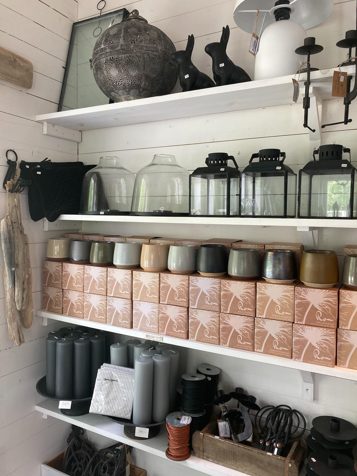 Fyllt på med doftljus i butiken. Imorgon tisdag håller jag stängt men finns på plats på onsdag igen kl 11-16. 🤎