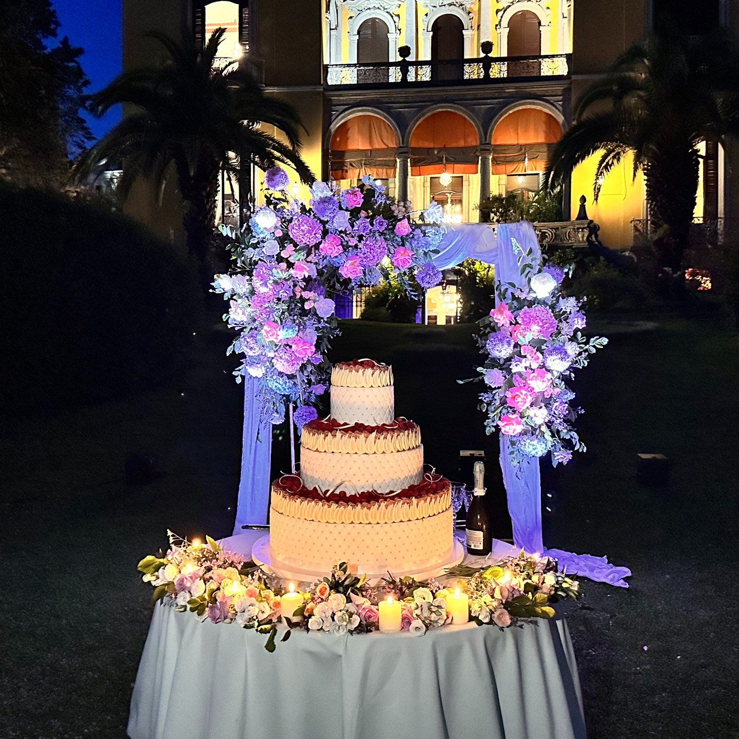 .
...Ladies & Gentlemen, the Queen !!!
The wedding cake !
Wedding Cake: @tamilano.catering
Flowers: @lavieenrosearona