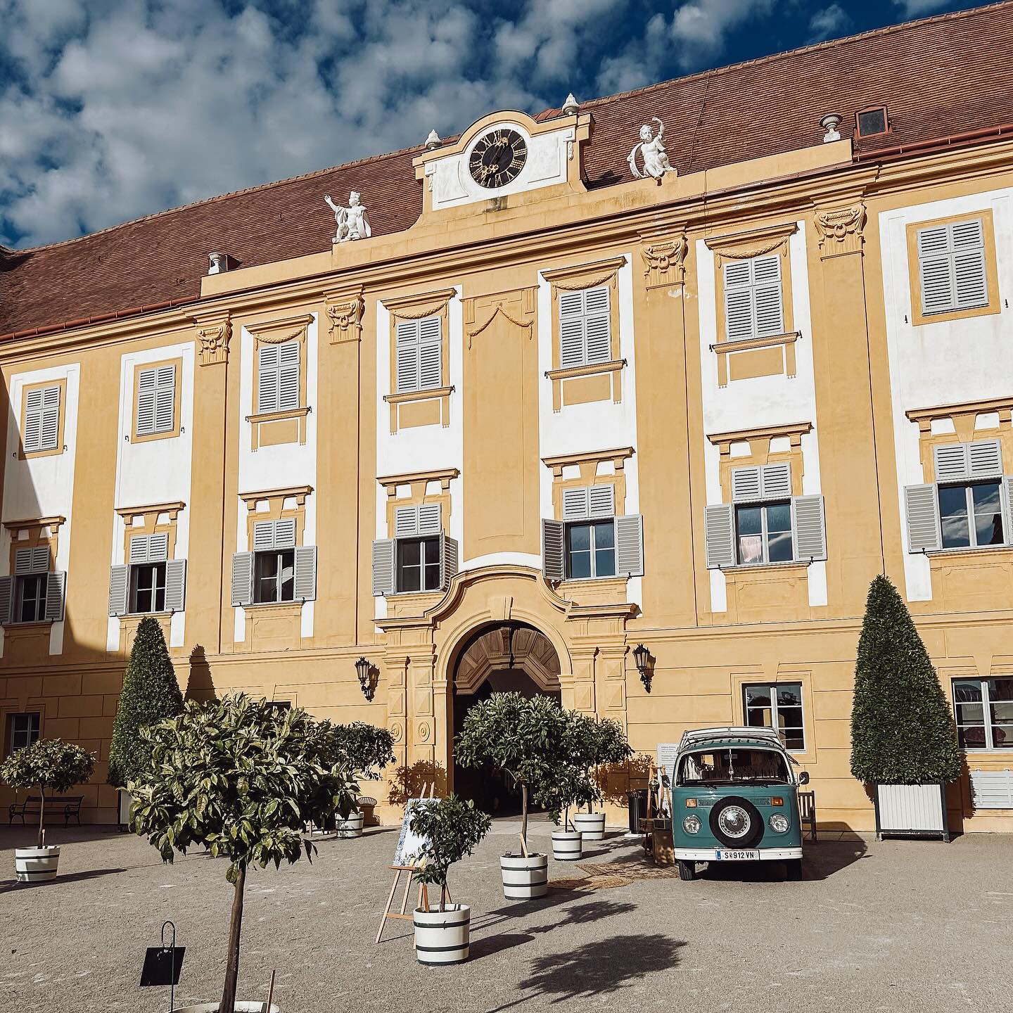 Foto Bulli Aktion beim @schloss_hof ✨🩵🧡
Was für ein tolles Firmenevent der Schönbrunn Group zum Thema „Il dolce far niente“. Olaf durfte vor der wunderschönen Schlosskulisse stehen und die Gäste bespaßen. ✨
Danke an @tesor.ita für die gute Planung! 💪🏻😊
#fotobulli #fotobullimieten #businessevent #dolcevita #dekoverleih #olaf #dekoration