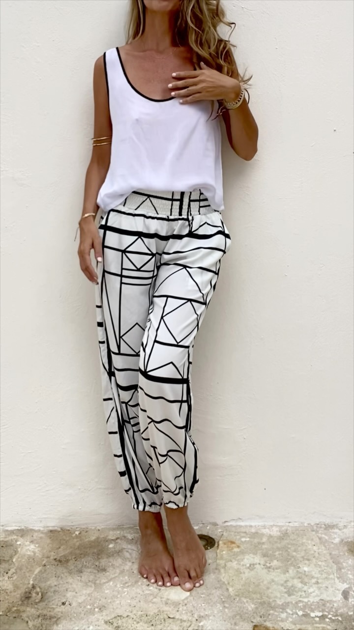 Hned, když jsem tuhle látku uviděla, věděla jsem, že se bude líbit.✨Přes divoký geometrický vzor na mě totiž (i díky prémiovému rayonu) působila luxusním dojmem. Nesmrtelná černo-bílá, pohodová i zajímavá zároveň.👌 Skvěle kalhoty vypadají třeba i k volnějšímu saku nebo kožené bundě.
No ale pozor, vzaly jste je opravdu útokem 🚀, takže nejen že na skladě máme posledních pár kousků černé varianty, na Bali už došíváme další várku. A to jsem myslela, že to byl už opravdu poslední drop letošního léta! 🫣 Jeden myslel! 😁
Šijeme jako o život, ale ne na sklad, rovnou pro Vás! 🩷 Milionkrát děkujeme! 🙏🙏🙏