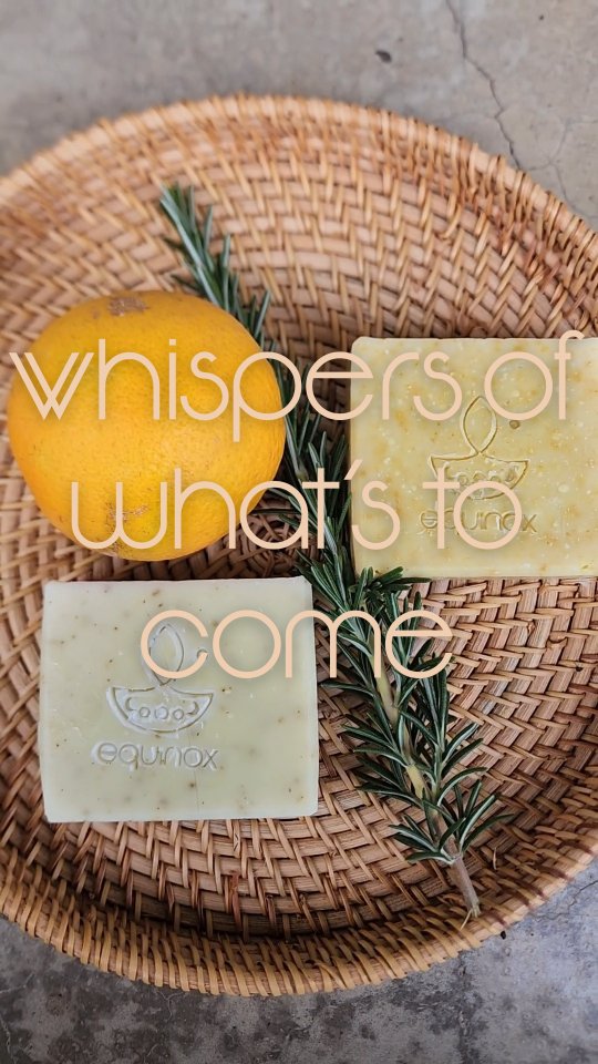 🌿 A brush of green.
🍊 A kiss of sun.
Nature knows how to whisper before it speaks.
Something beautiful is on its way...
#SlowBeauty #NatureInspired #EquinoxBodyAndHome #SoapmakerLife #HandcraftedSoap #BotanicalSkincare #QuietLuxury #MarseilleMoments #SneakPeek