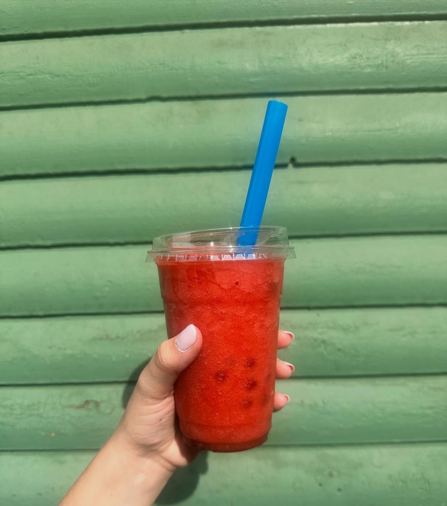 Did you know you can add energy & fun flavors/toppings to your Frozen Lemonades?? Pictured: โThe Kaliโ Blackberry & Peach Frozen Lemonade with pumps of Lotus Energy & peach popping boba! ______ #boba #smoothie #lotusenergy #lotusenergydrinks #icecreamshop #colorado