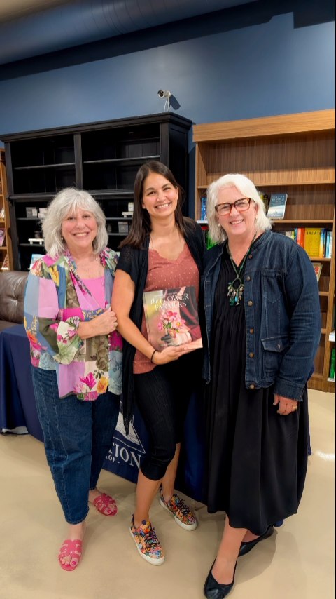 Such a fun evening at @invitationbookshop with @robinavni and @debraprinzing @slowflowerssociety! I love chatting with flower friends!
#gigharborflowers #flowerstand #uptowngigharbor #gigharborliving #tacomawa #flowerfarmers