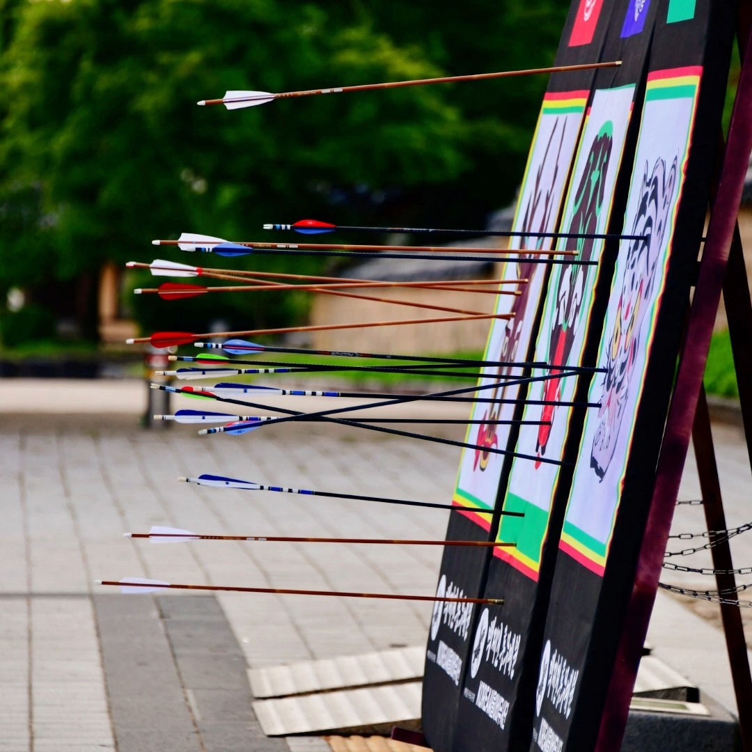 <전통 활쏘기의 정수, 부여 궁시진 시연>
부여에서 열린 KOREA 싸울아비무사단 전통무예 상설 시연 중, 궁시진은 삼국시대 최강의 병기였던 활의 우수성을 여실히 보여주는 시간이었습니다.
이번 시연에는 무예24반문화진흥원의 맴버들도 함께 참여해 정제된 활쏘기 동작과 진지한 자세로 무예의 깊이를 더했습니다. 이 시연은 단순한 기술의 전시를 넘어, 우리 전통무예에 담긴 정신과 혼을 느낄 수 있는 의미 있는 무대였습니다.
<Korean Traditional Archery Demo, Gung-sijin in Buyeo >
At the Buyeo Martial Arts Performance, the highlight Gung-sijin showcased the excellence of Korean archery—one of the most powerful weapons during the Three Kingdoms era. Members from the Muye24ban Cultural Promotion Center joined the demonstration, adding depth and spirit to the event with their refined techniques and dedication.
This wasn’t just a performance—it was a living heritage, sharing the soul of Korean martial tradition with every arrow released.
#무예24반 #한국무예24반문화진흥원 #궁시진 #전통활쏘기 #부여전통무예 #싸울아비무사단 #한국무예 #전통무예시연 #부여행사 #KoreanArchery #Ssaulabi #Muye24ban #BuyeoPerformance #TraditionalMartialArts #KMartialArts