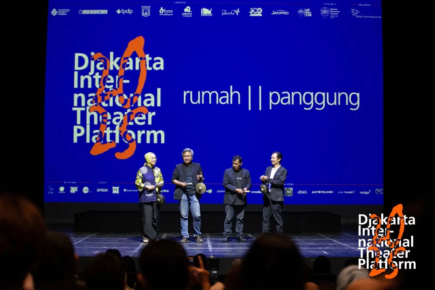 DJAKARTA INTERNATIONAL THEATER PLATFORM 2025 began with opening remarks by Mira Arisumandar from Gema Citra Nusantara (GCN), Bambang Prihadi as Chair of Jakarta Arts Council, and representatives from the Theatre Committee of DKJ, as well as an introduction by Artistic Director Yustiansyah Lesmana.
The program kicked off with a pre-opening participatory performance by Santara at the Dwelling/Departing exhibition,
and the first of our many performances: PLUNGE by Teater Tetas.
Stay with us for to come!
-
DJAKARTA INTERNATIONAL THEATER PLATFORM 2025 dibuka dengan sambutan dari Mira Arisumandar (Gema Citra Nusantara/GCN), Bambang Prihadi (Ketua Dewan Kesenian Jakarta), perwakilan Komite Teater DKJ, serta pengantar dari Direktur Artistik, Yustiansyah Lesmana.
Rangkaian program dimulai dengan pre-opening participatory performance oleh Santara di pameran Dwelling/Departing,
dan pementasan pertama dari banyak pertunjukan yang akan hadir: PLUNGE oleh Teater Tetas.
Tetap bersama kami — masih banyak yang akan datang!