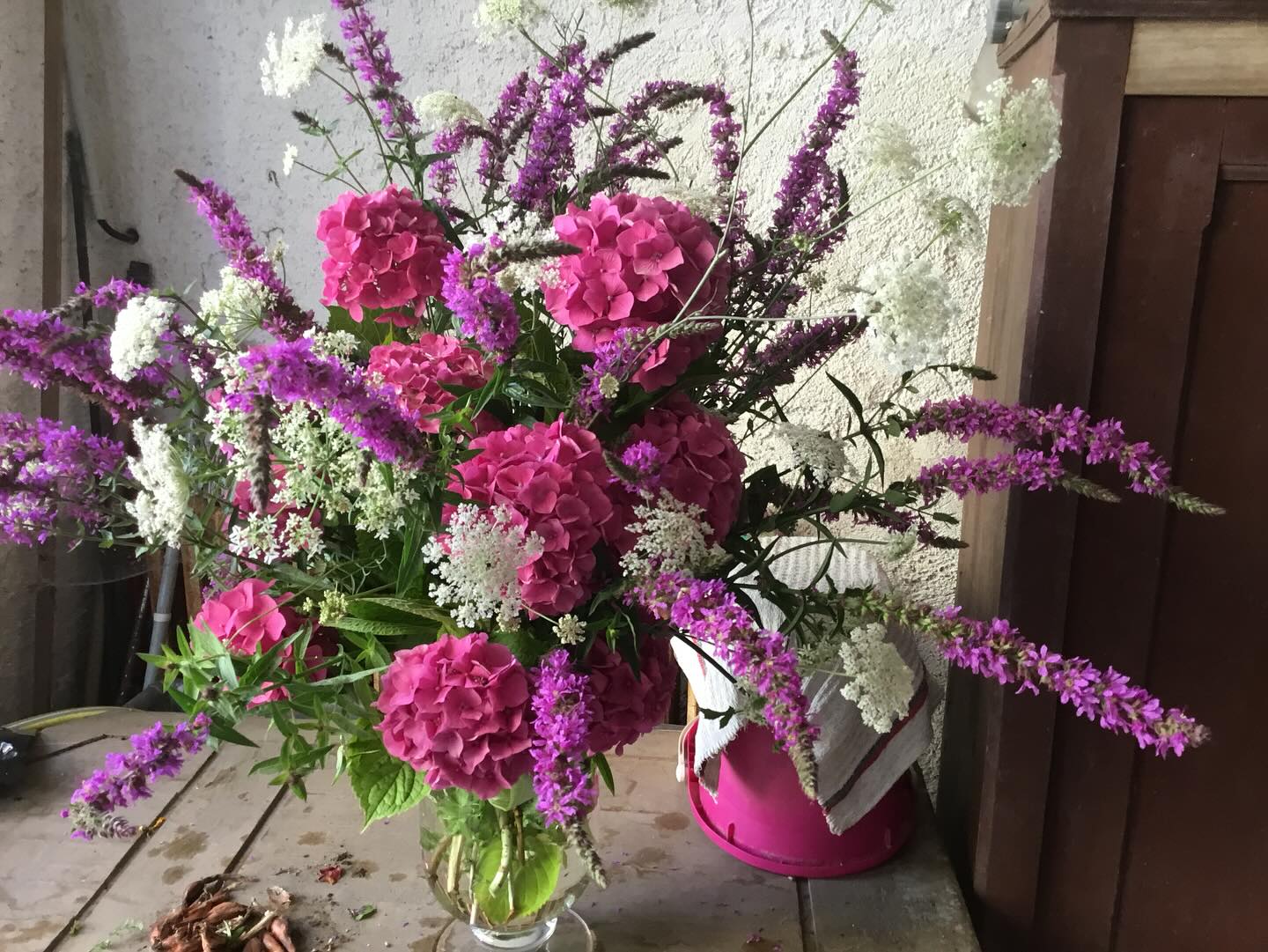 My mom did that. With whatever she could find in fields and her garden, in the middle of nowhere, France.
She said I taught her well on floral arrangement; when in fact sheâs the one whoâs always inspired me, and now I never go outside in the countryside without clippers for foraging, and immediately kneel to weed gardens wherever I am. Thatâs mama in me.
.
#prouddaughter #vivalamammaâ¤ď¸ #countryflowers #flowerdesign #wildflowers