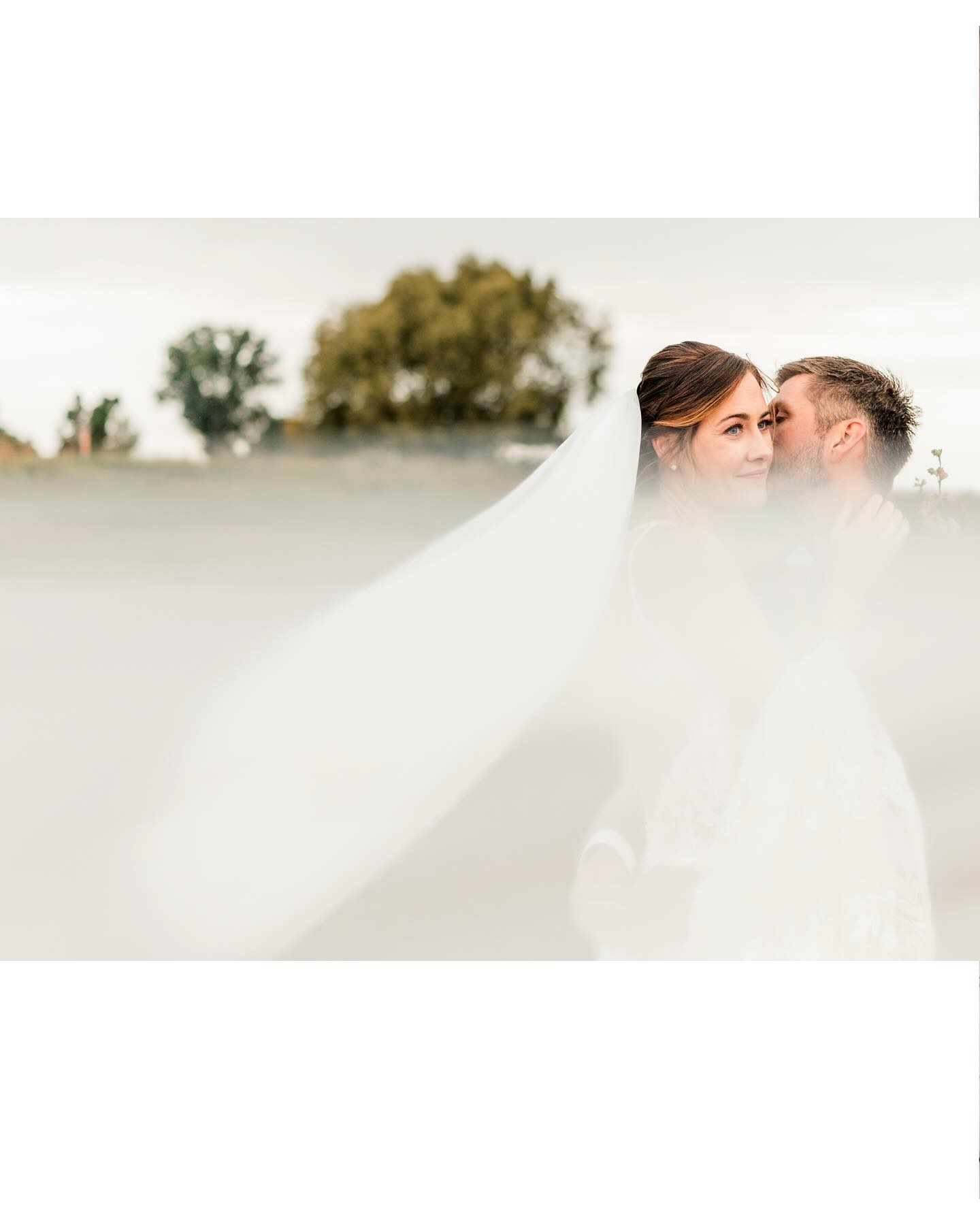 Sweet Home – Getting Ready auf dem Rhein
Noch bevor der große Trubel begann, startete der Hochzeitstag in einer ganz besonderen Kulisse: dem „Sweet Home“, einer kleinen, stilvollen Honeymoon-Suite – auf dem Wasser. Ja, richtig gehört – das Getting Ready fand direkt auf einem kleinen Hausboot auf dem Rhein statt.
Während draußen bereits dunkle Wolken aufzogen, herrschte im Inneren eine wohlig-warme Aufregung. Zu meiner Überraschung ist das kleine Hausboot recht hell und bietet Raum für wunderschöne „light & airy“ - Fotoaufnahmen. Ich persönlich (ohnehin Wassersportbegeistert) habe mich sofort in dieses „cosy Zuhause“ verliebt und dass nicht nur, wegen der vielen Surf-Fotografien an den Wänden.
Ich freue mich, hier ein paar Impressionen zeigen zu dürfen.
#gettingready #honeymoonsuite #sweethome #hochzeitamrhein #weddingmorning #hochzeitsfotografie #intimatemoments #weddingdetails #brautstyling #weddingphotographer #authenticwedding #rheinliebe #hausboothochzeit #besondersheiraten #hausbootdüsseldorf #hochzeitdüsseldorf #hochzeithausbootno1 #hochzeitsfotografdüsseldorf