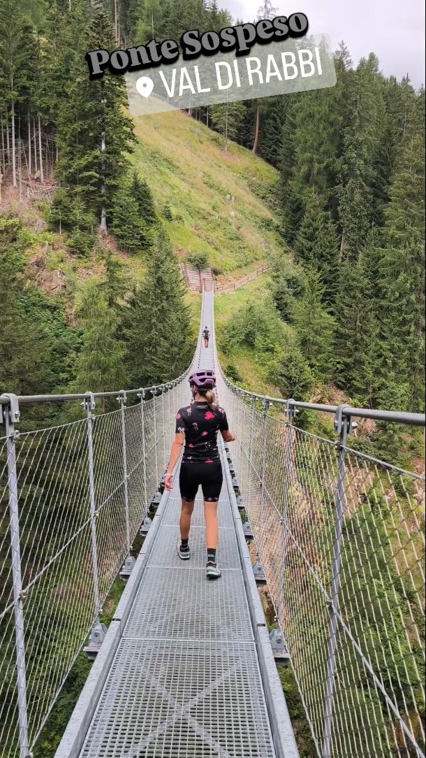 Holčičí cyklovýlet... Za celý červenec můj jediný... A jak vám se daří dávat si pauzu od rodiny, když cestujete ve čtyřech obytkou???? 😂
#vimteamcz #visititaly #cyklistika #cyklovylet #cyklotrasy #mtbgirls #emtb #ebiking #girlspower #visittrentino #valdirabbi @termedirabbi