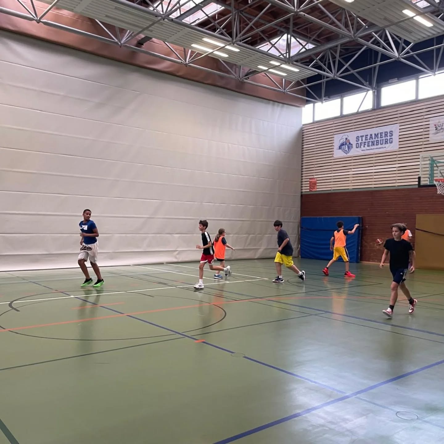 Saisonabschluss !
Am Montag fand das letzte Training der U14, U16 & U18 vor den Sommerferien statt! 💪🔥
Ein riesiges DANKE an alle Spielerinnen, Spieler, Trainer für euren Einsatz und Teamgeist in dieser Saison! 🙏❤️
Jetzt heißt es: Sommer genießen, Energie tanken und motiviert zurückkommen! ☀️⛱️
Wir freuen uns schon auf die nächste Saison mit euch! 🏀🙌
📍 #TeamSpirit #BasketballLiebe #Sommerpause #Danke
🔴⚪ #etsvoffenburgbasketball