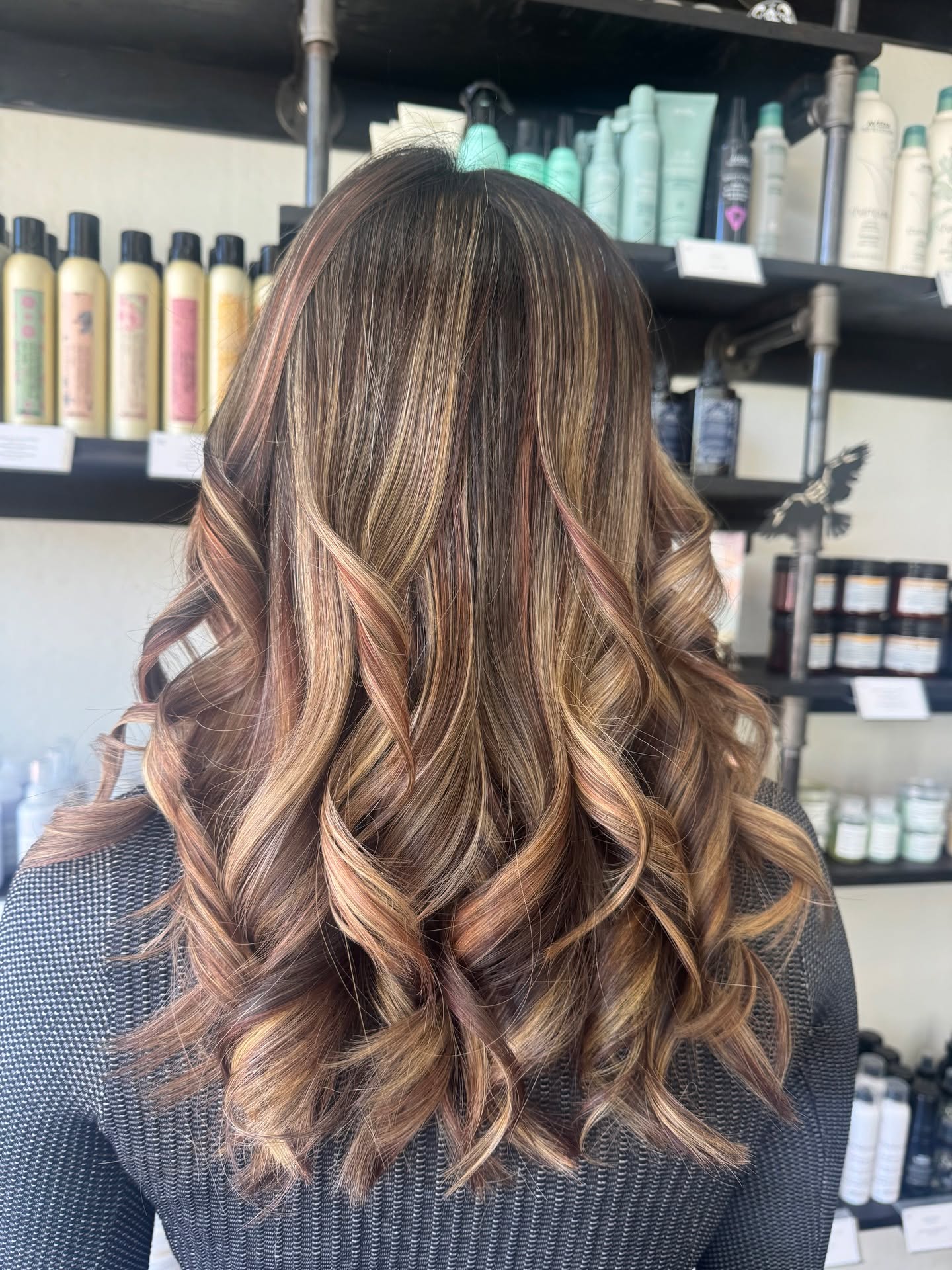 Behold this beautiful blonde balayage with copper lowlights from Cecy @lovelyhairbycecy