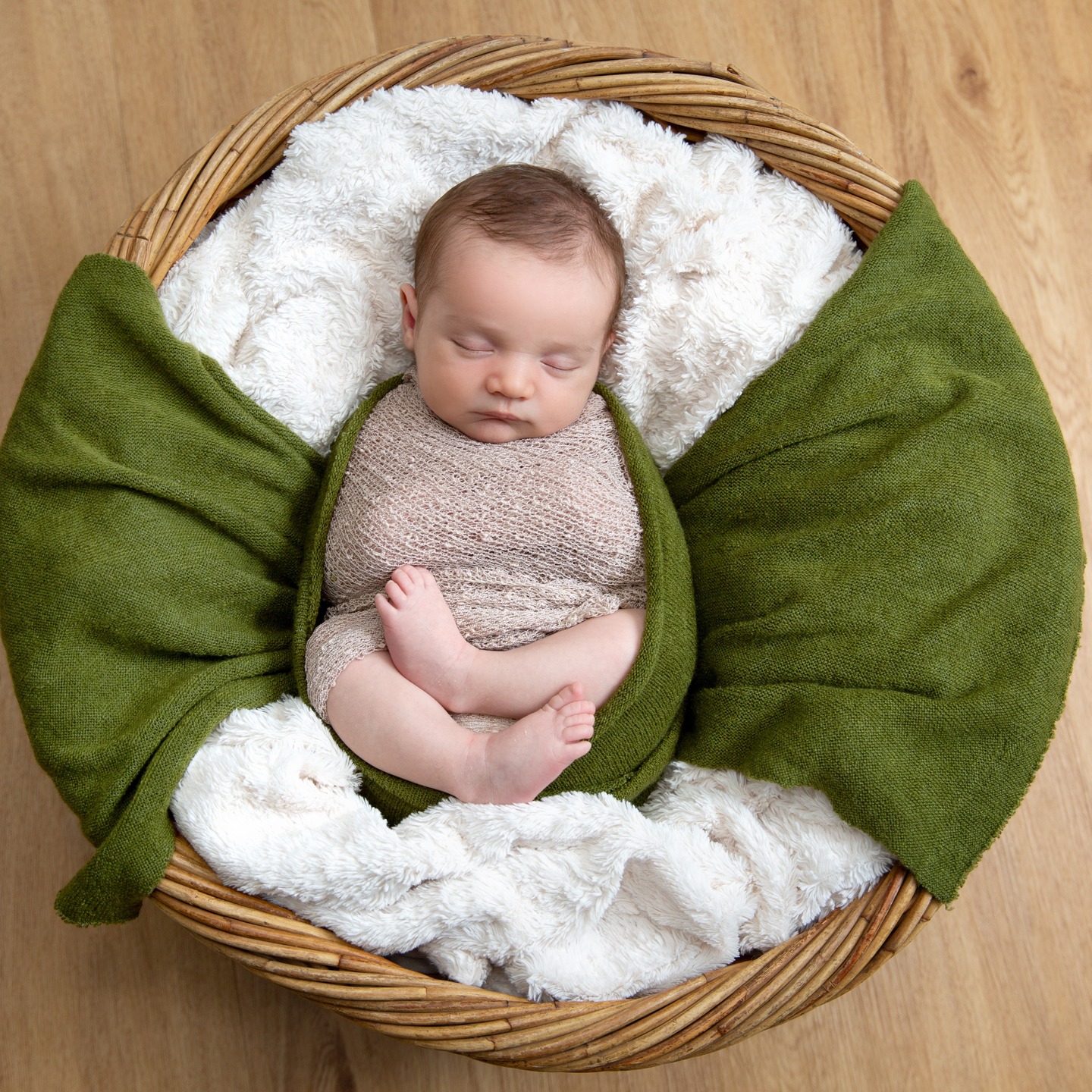 Wrapped in soft shades of cream and green, baby Maximus was an absolute joy to photograph 🤍🌿
Every tiny detail, from his sweet little fingers to his peaceful expressions, was pure perfection.
#SJRichardsonphotography #Newbornphotographer #Oxfordphotographer #Familyphotographer #NewbornPhotography #WrappedInLove #TinyDetails